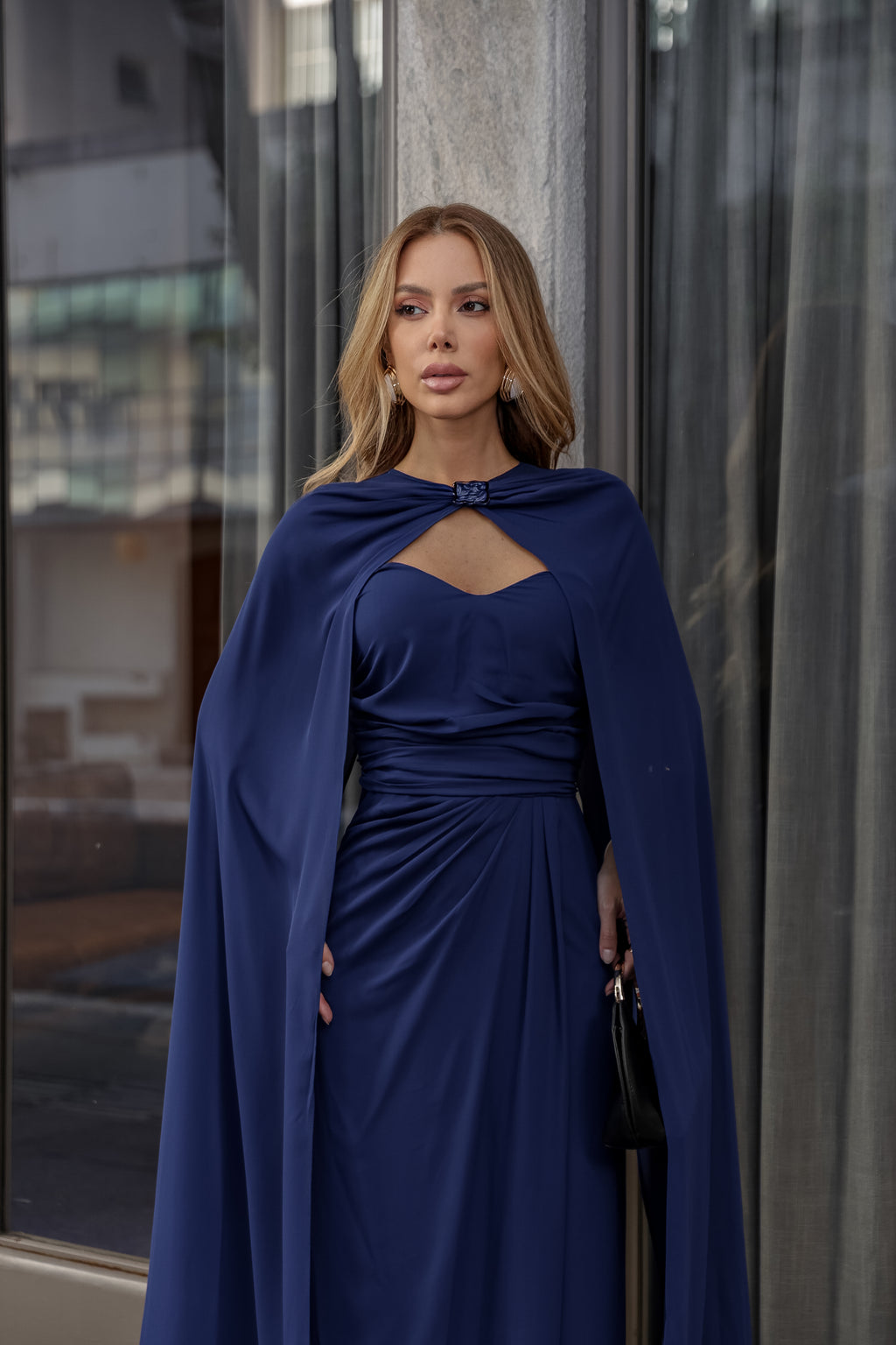 VESTIDO LONGO TOMARA QUE CAIA CORAÇÃO COM CAPA E BROCHE AZUL