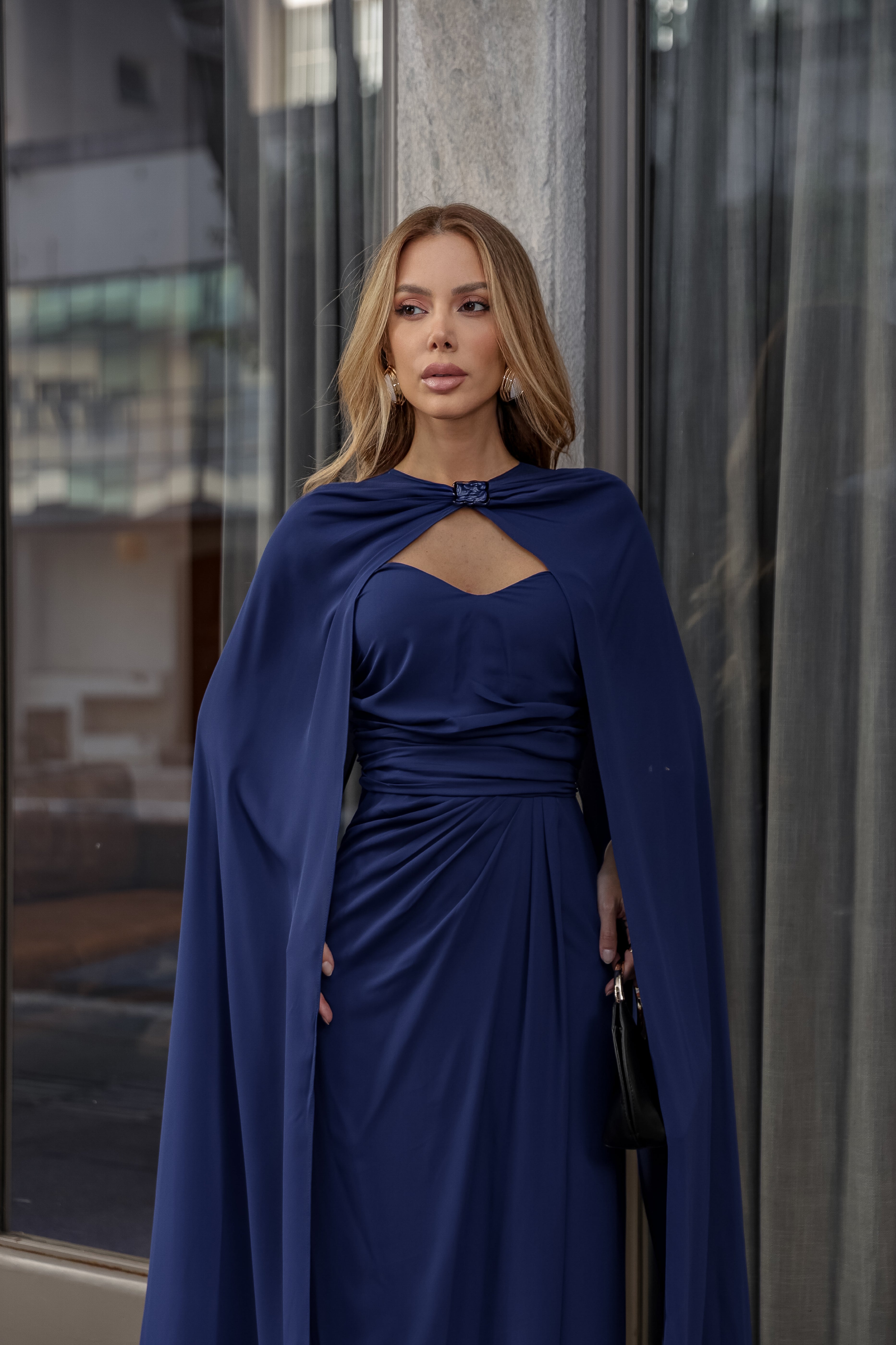 VESTIDO LONGO TOMARA QUE CAIA CORAÇÃO COM CAPA E BROCHE AZUL
