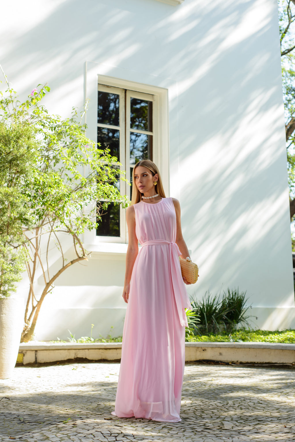 VESTIDO LONGO GOLA REDONDA COM CINTO DE PÉROLAS ROSA