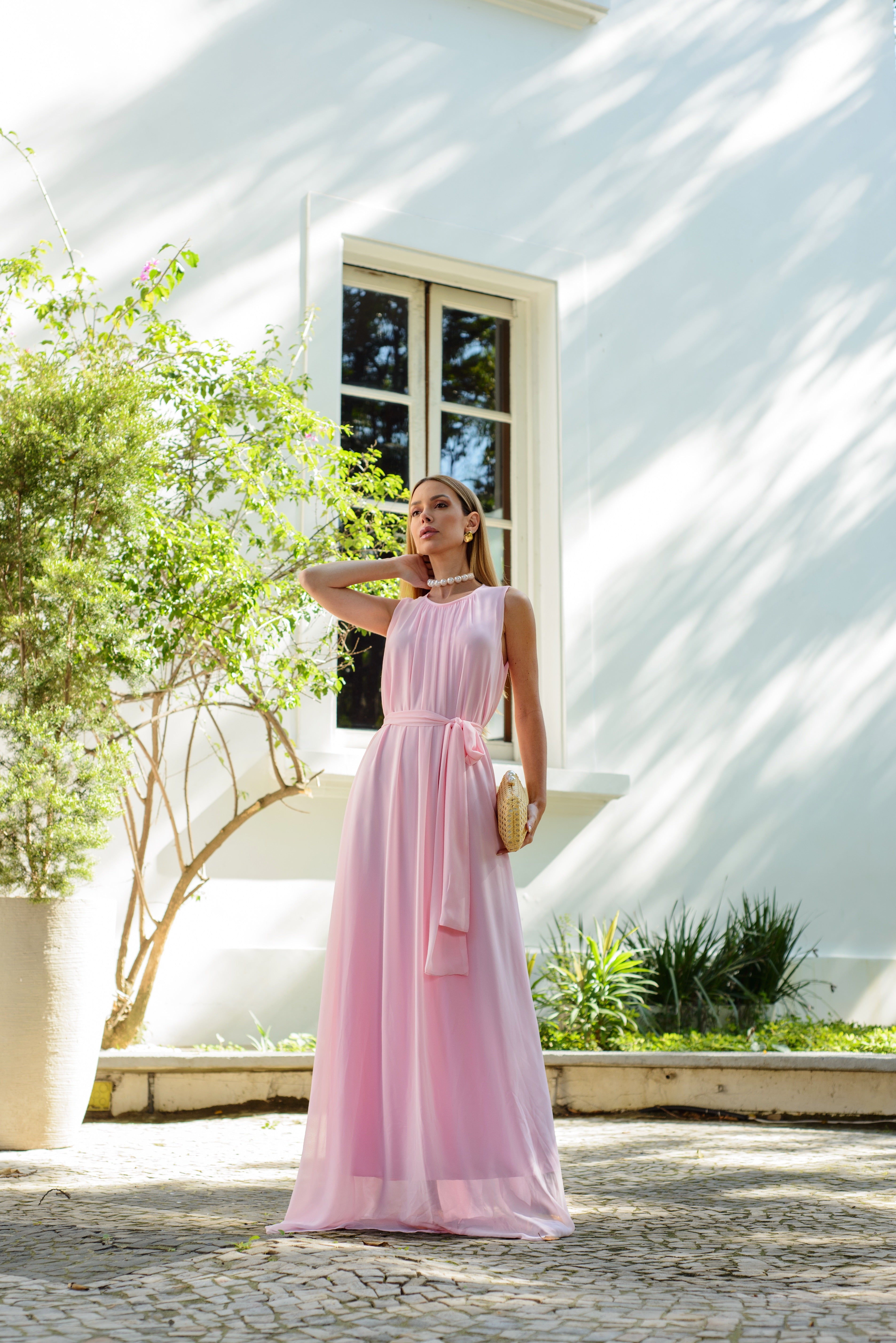 VESTIDO LONGO GOLA REDONDA COM CINTO DE PÉROLAS ROSA