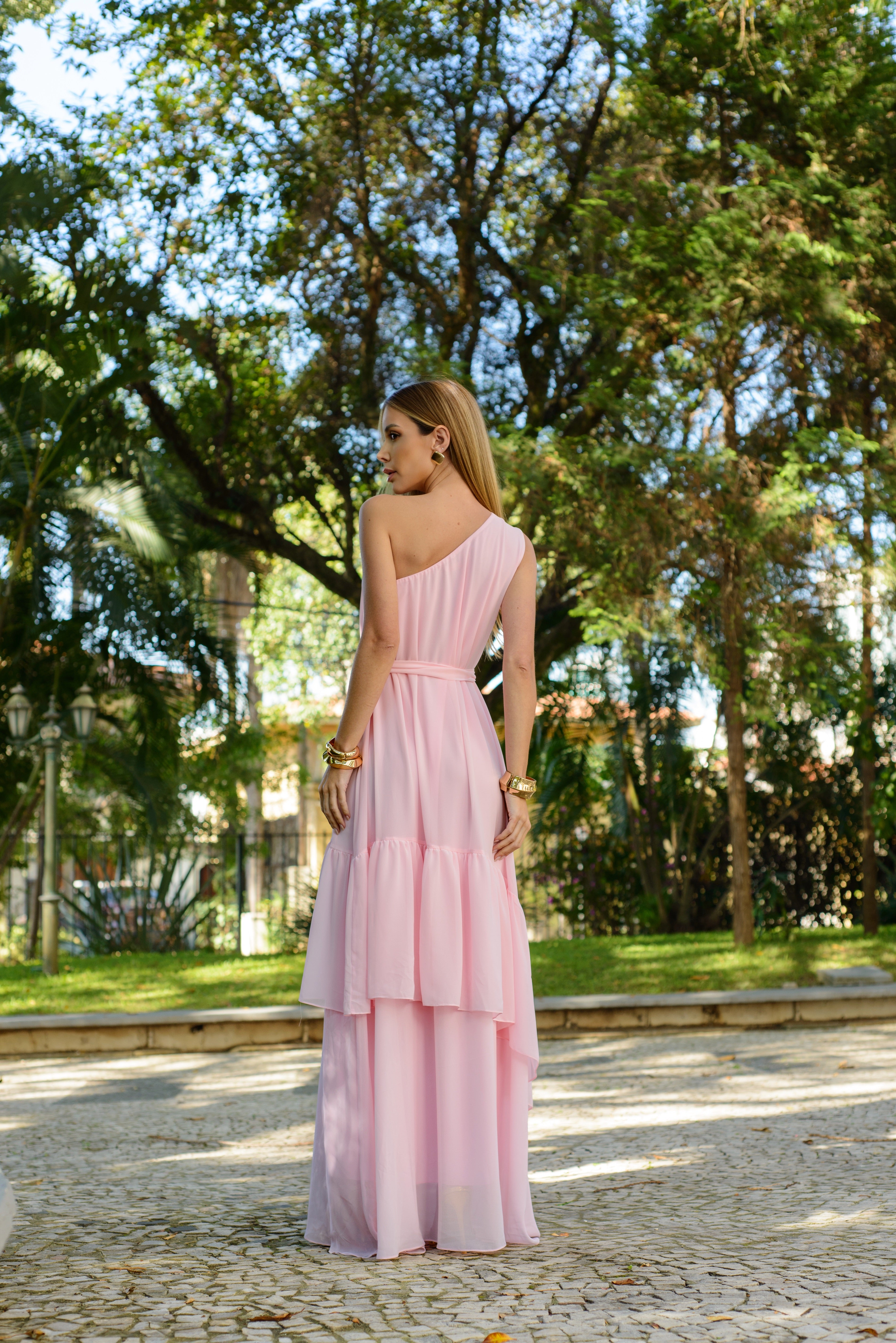 VESTIDO LONGO UM OMBRO COM FLOR 3D REMOVÍVEL E SAIA EM CAMADAS ROSA