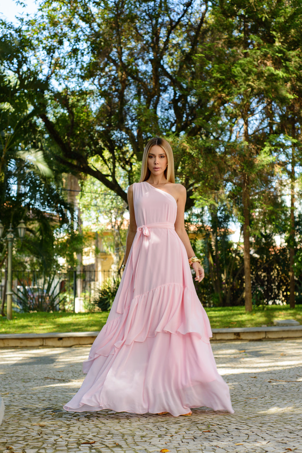 VESTIDO LONGO UM OMBRO COM FLOR 3D REMOVÍVEL E SAIA EM CAMADAS ROSA