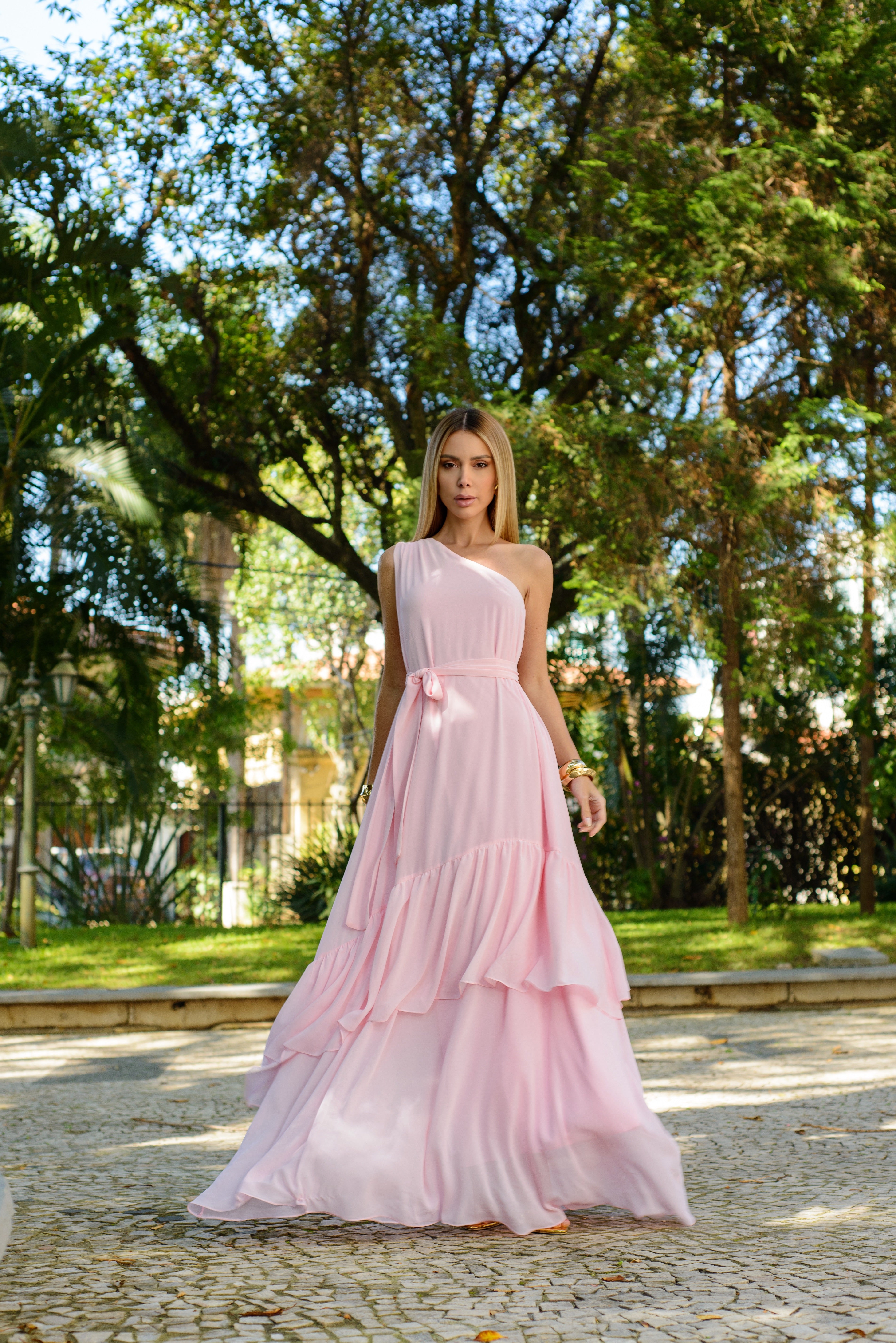VESTIDO LONGO UM OMBRO COM FLOR 3D REMOVÍVEL E SAIA EM CAMADAS ROSA