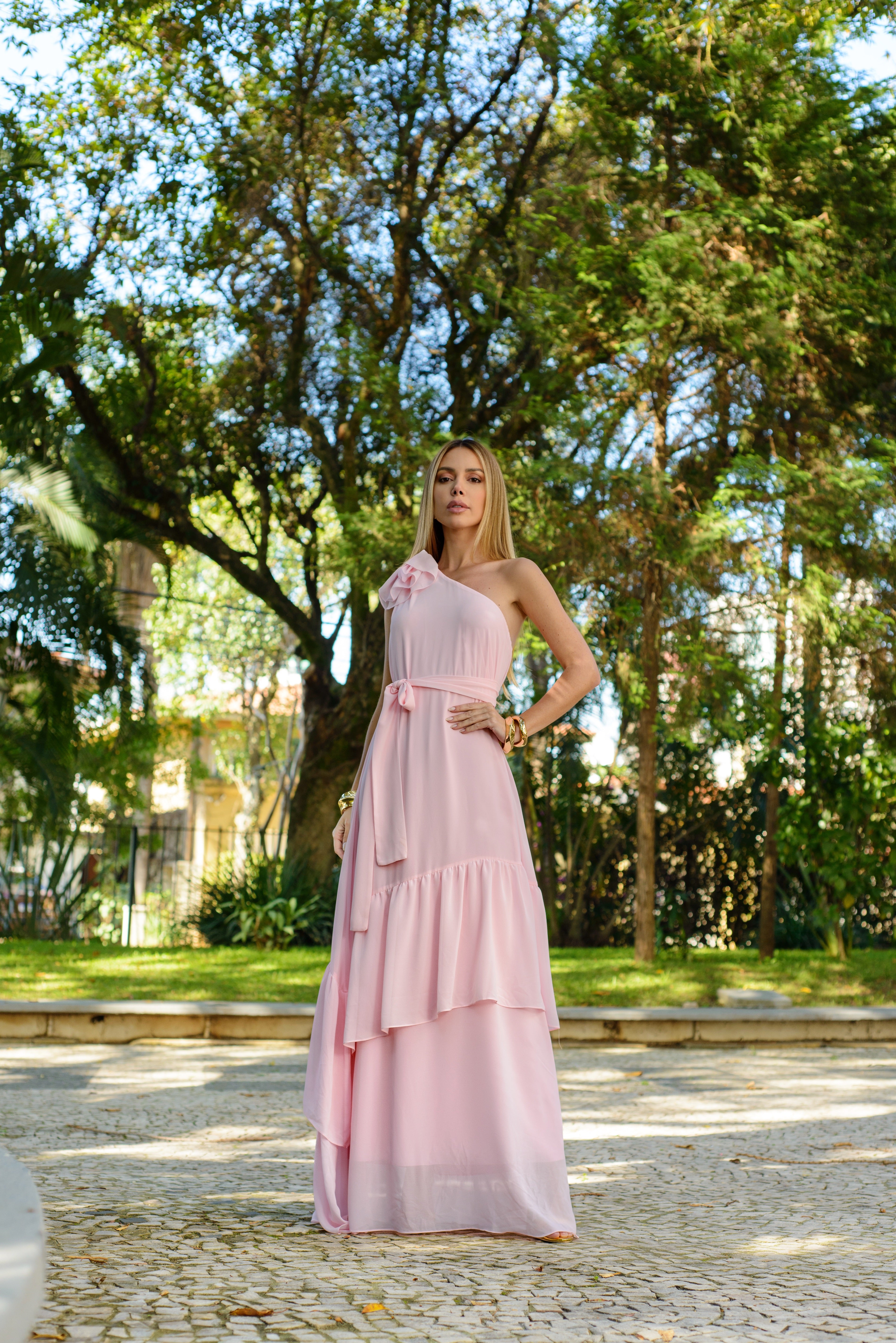 VESTIDO LONGO UM OMBRO COM FLOR 3D REMOVÍVEL E SAIA EM CAMADAS ROSA