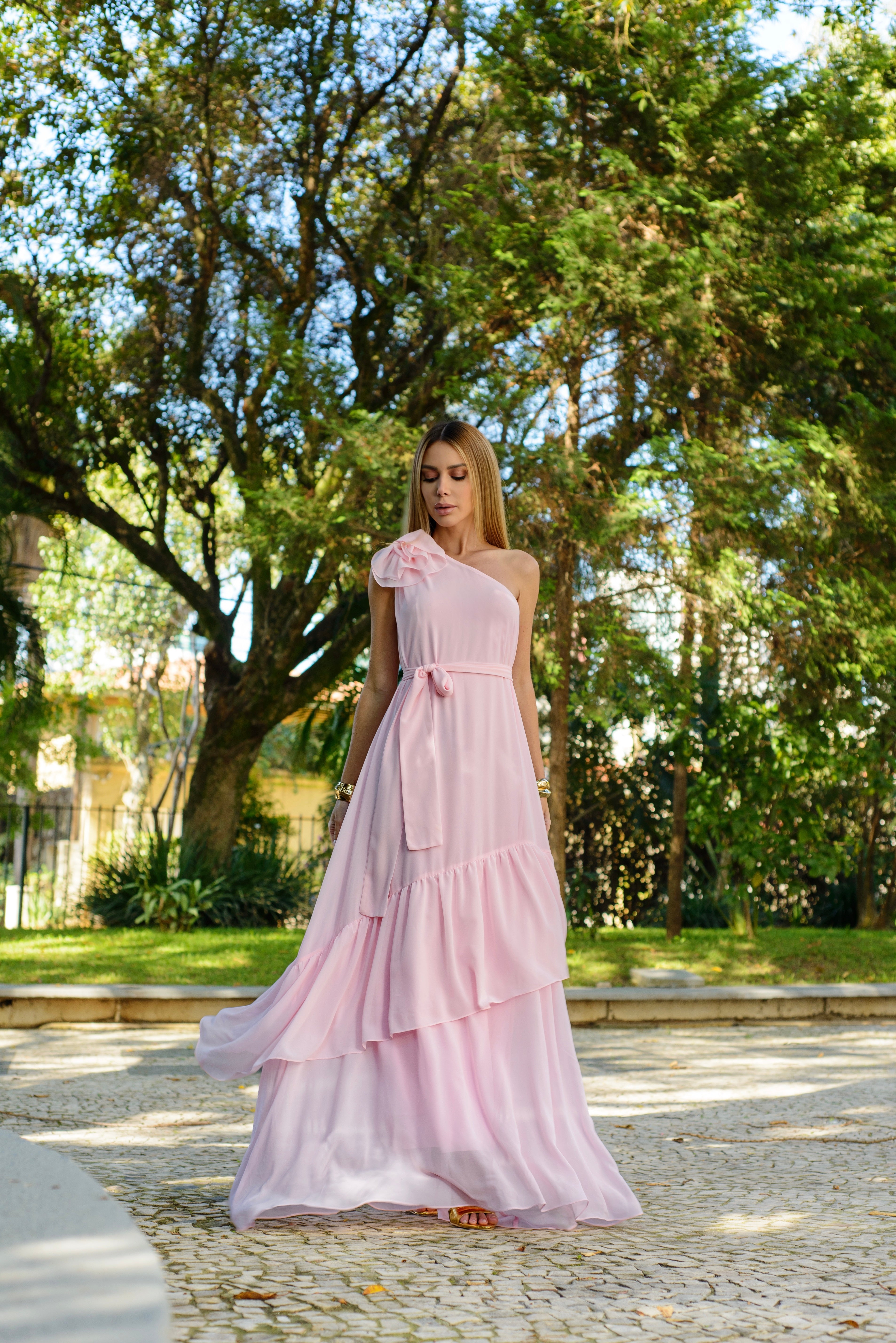 VESTIDO LONGO UM OMBRO COM FLOR 3D REMOVÍVEL E SAIA EM CAMADAS ROSA
