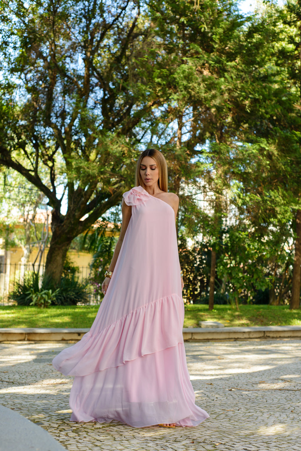 VESTIDO LONGO UM OMBRO COM FLOR 3D REMOVÍVEL E SAIA EM CAMADAS ROSA