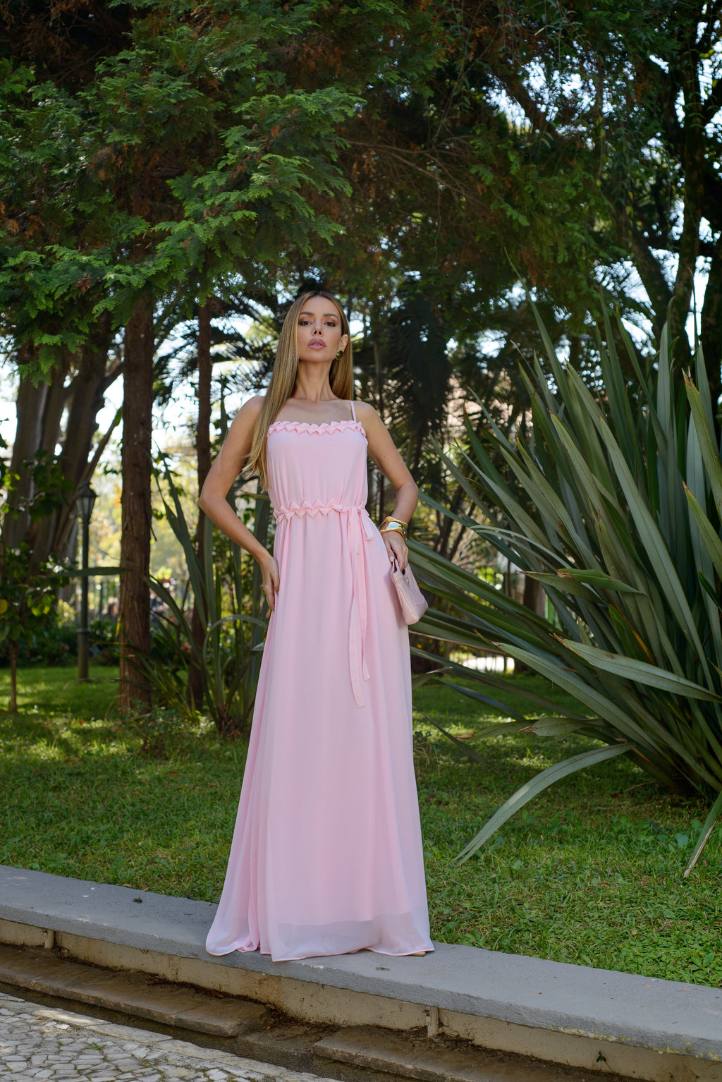 VESTIDO LONGO DECOTE RETO DE ALÇAS COM DETALHE ORIGAMI ROSA