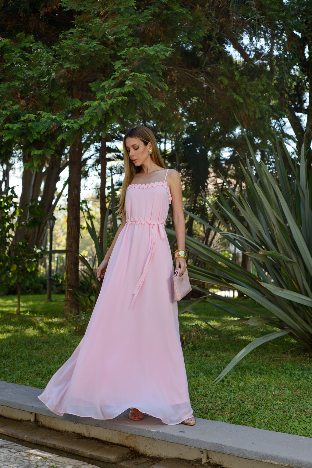 VESTIDO LONGO DECOTE RETO DE ALÇAS COM DETALHE ORIGAMI ROSA