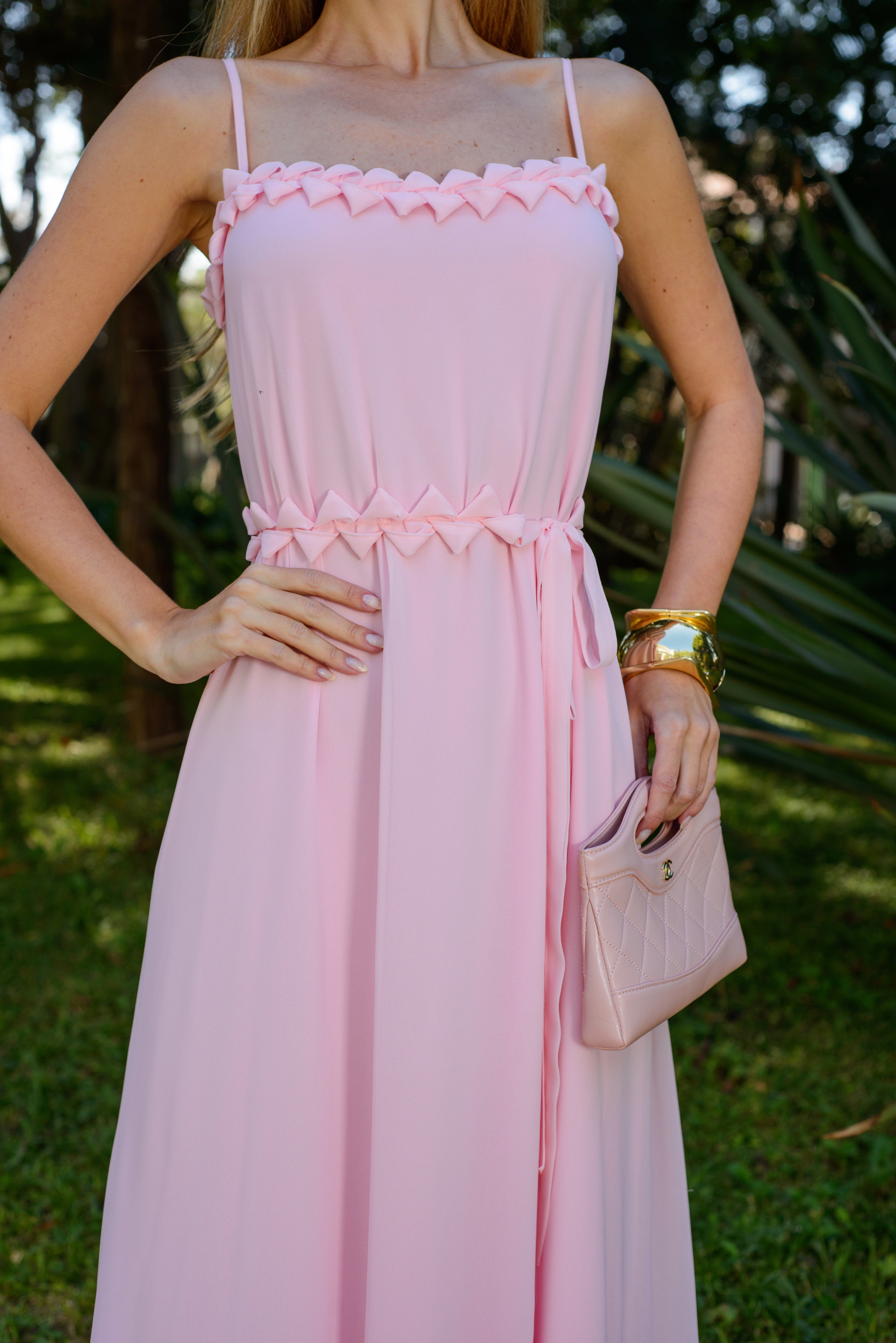 VESTIDO LONGO DECOTE RETO DE ALÇAS COM DETALHE ORIGAMI ROSA