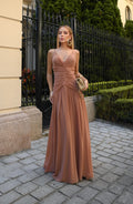 VESTIDO LONGO DECOTE V FRANZIDO COM CAPA E BROCHE DE PEDRA CARAMELO