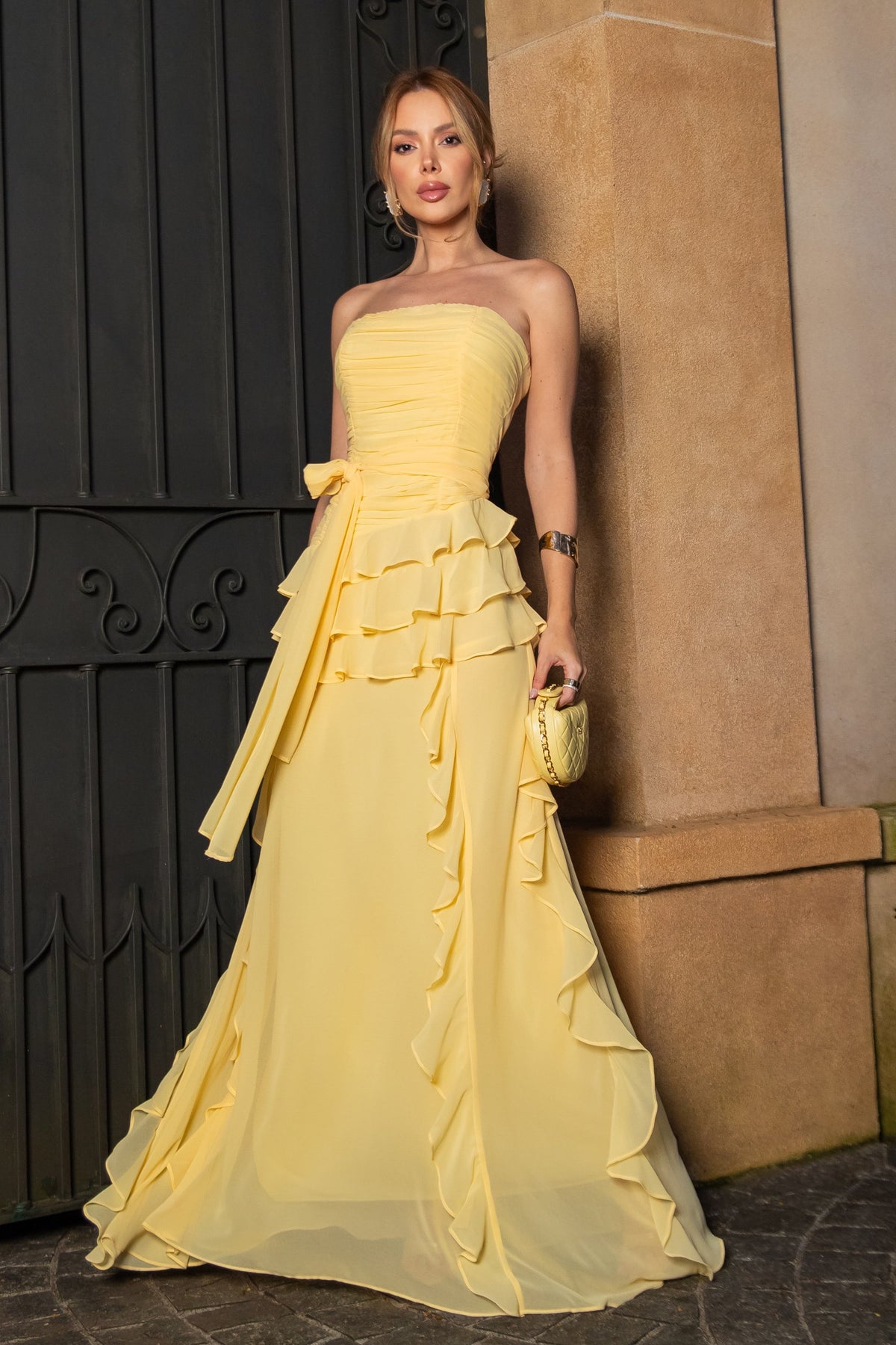 VESTIDO LONGO TOMARA QUE CAIA COM FRANZIDO E BABADOS AMARELO