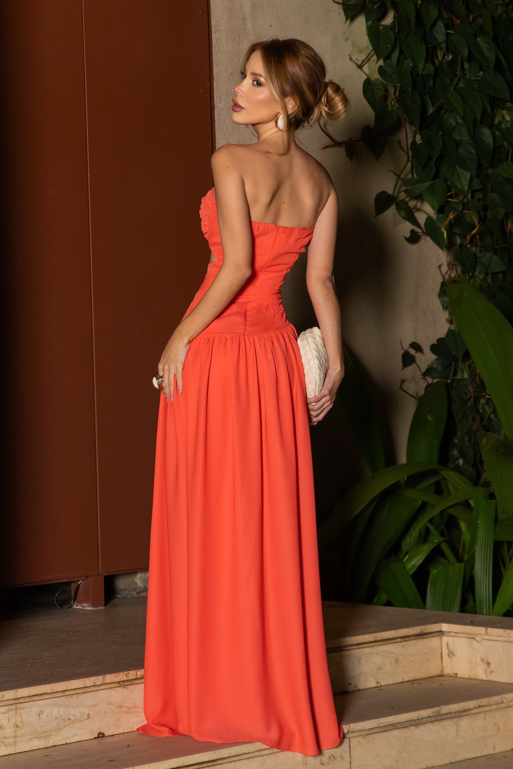 VESTIDO LONGO TOMARA QUE CAIA COM FRANZIDO E RECORTE LATERAL VERMELHO