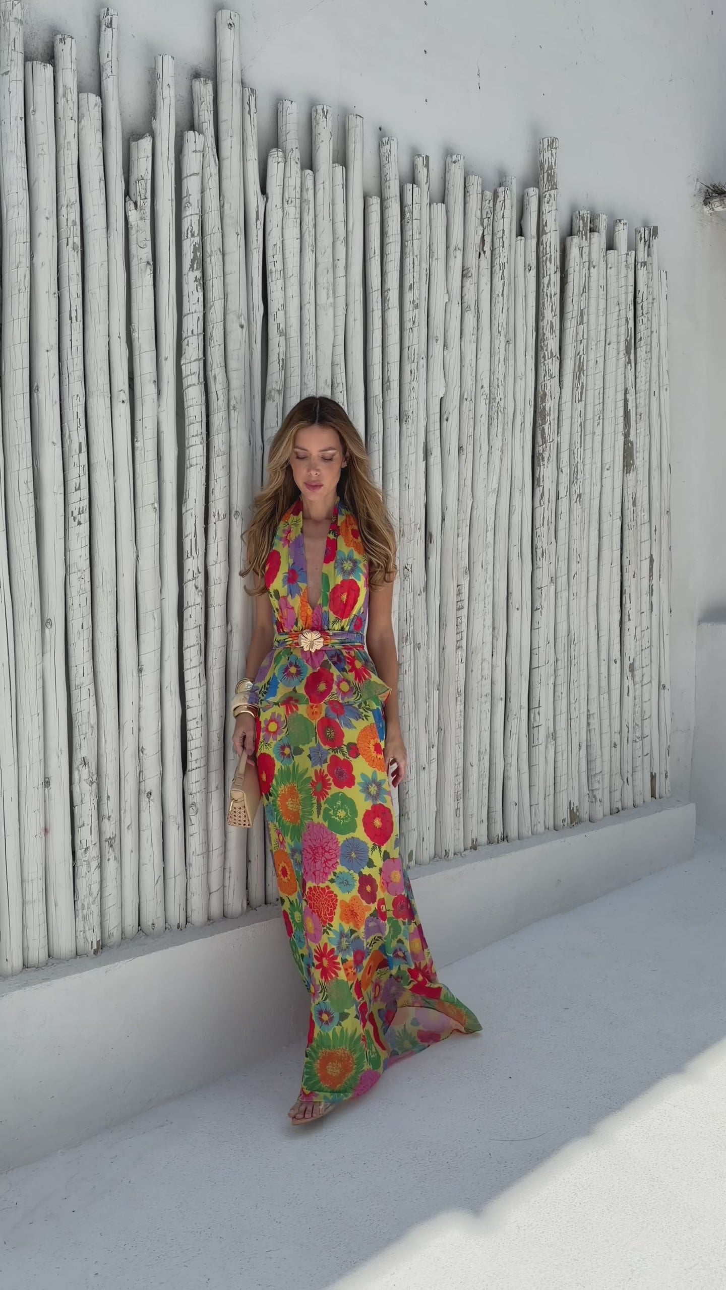 VESTIDO LONGO FRENTE ÚNICA COM CINTO FLORAL ESTAMPA TROPICAL