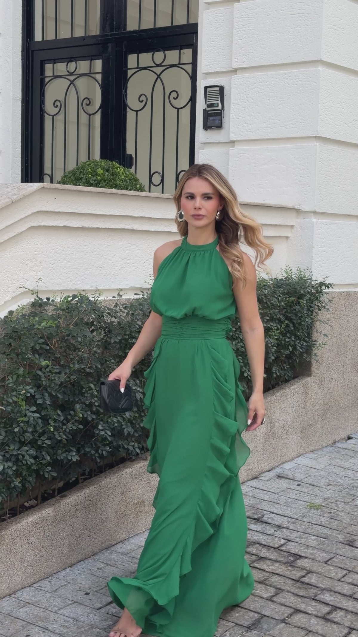 VESTIDO LONGO FRENTE ÚNICA COM CINTURA FRANZIDA E BABADOS OFF WHITE