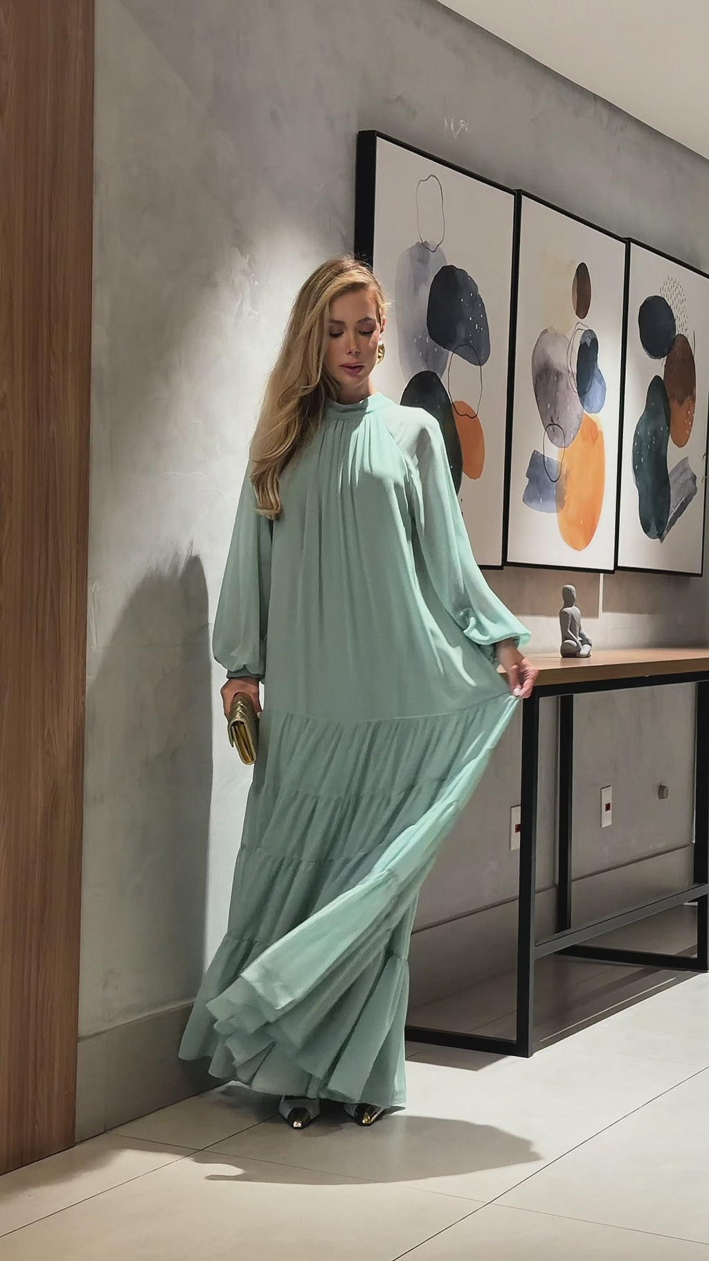 VESTIDO LONGO GOLA ALTA MANGA LONGA E BABADOS TERRACOTA