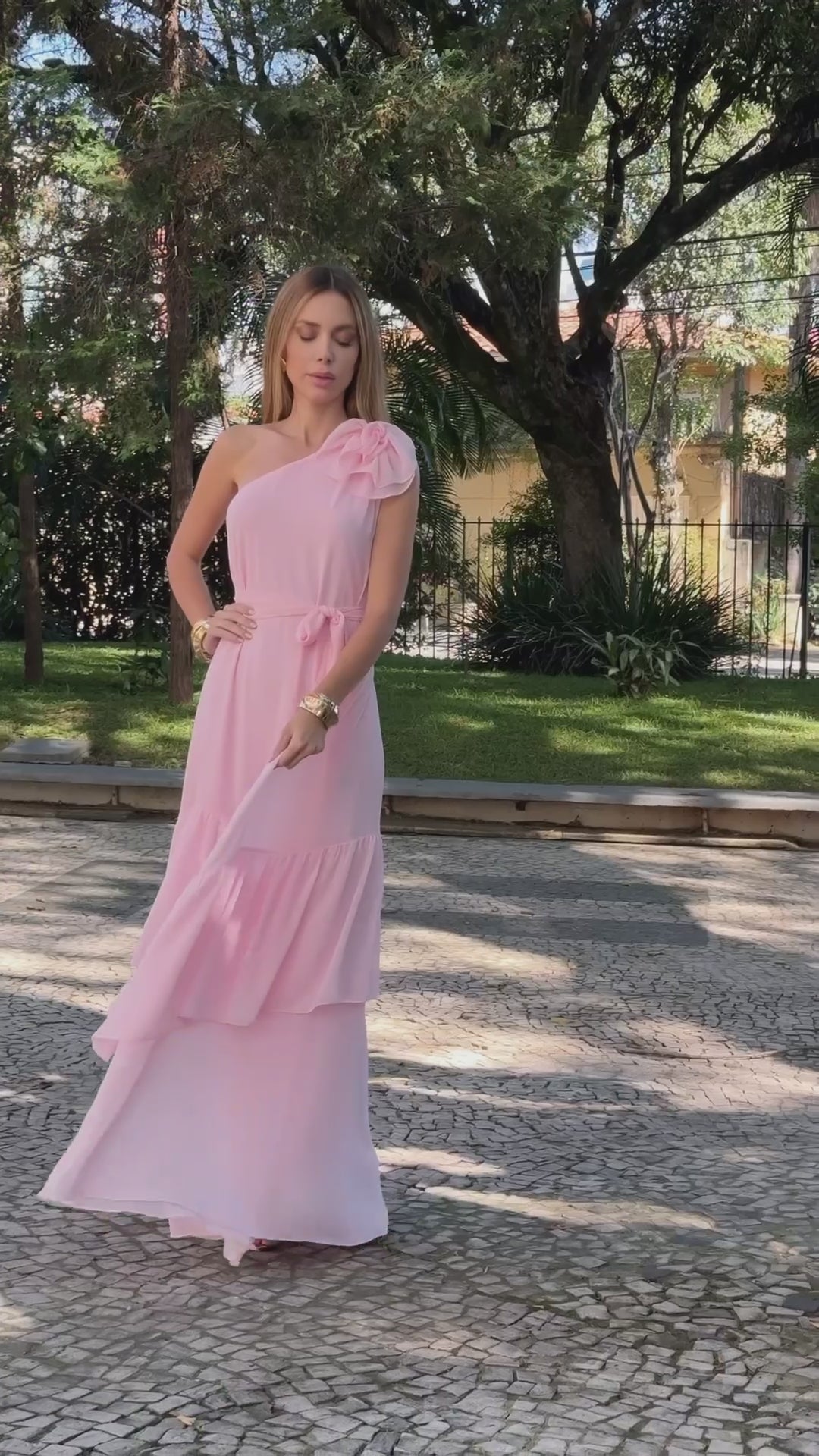 VESTIDO LONGO UM OMBRO COM FLOR 3D REMOVÍVEL E SAIA EM CAMADAS ROSA