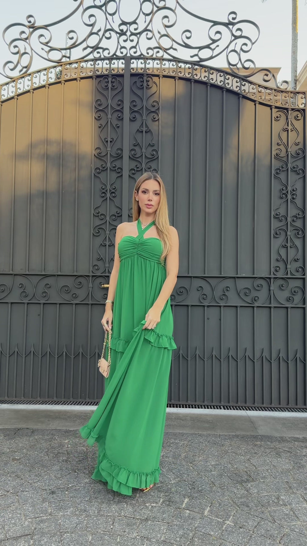 VESTIDO LONGO TOMARA QUE CAIA COM BUSTO FRANZIDO E BABADOS AZUL