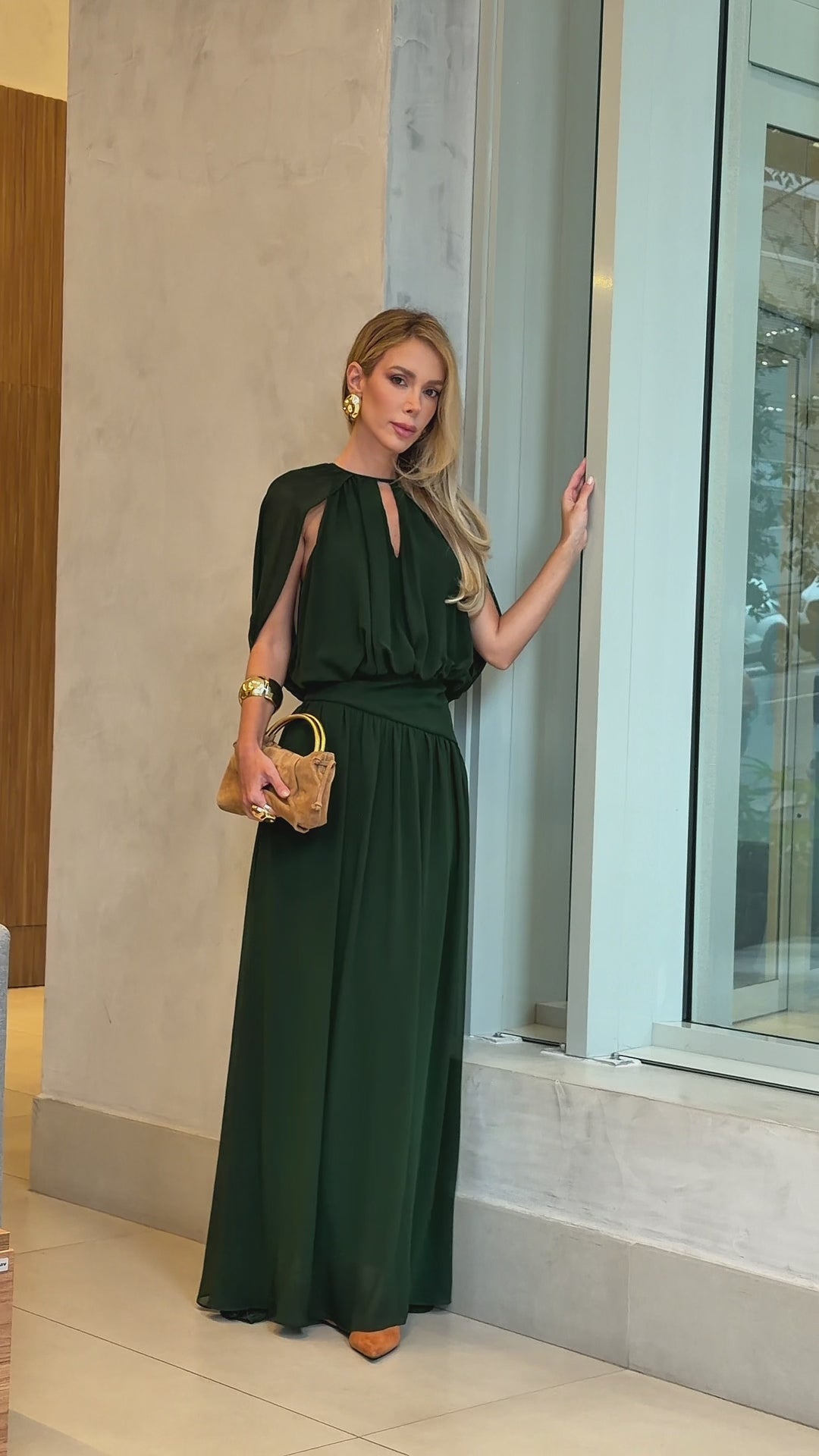 VESTIDO LONGO MANGA MORCEGO COM GOTA NO DECOTE MARROM