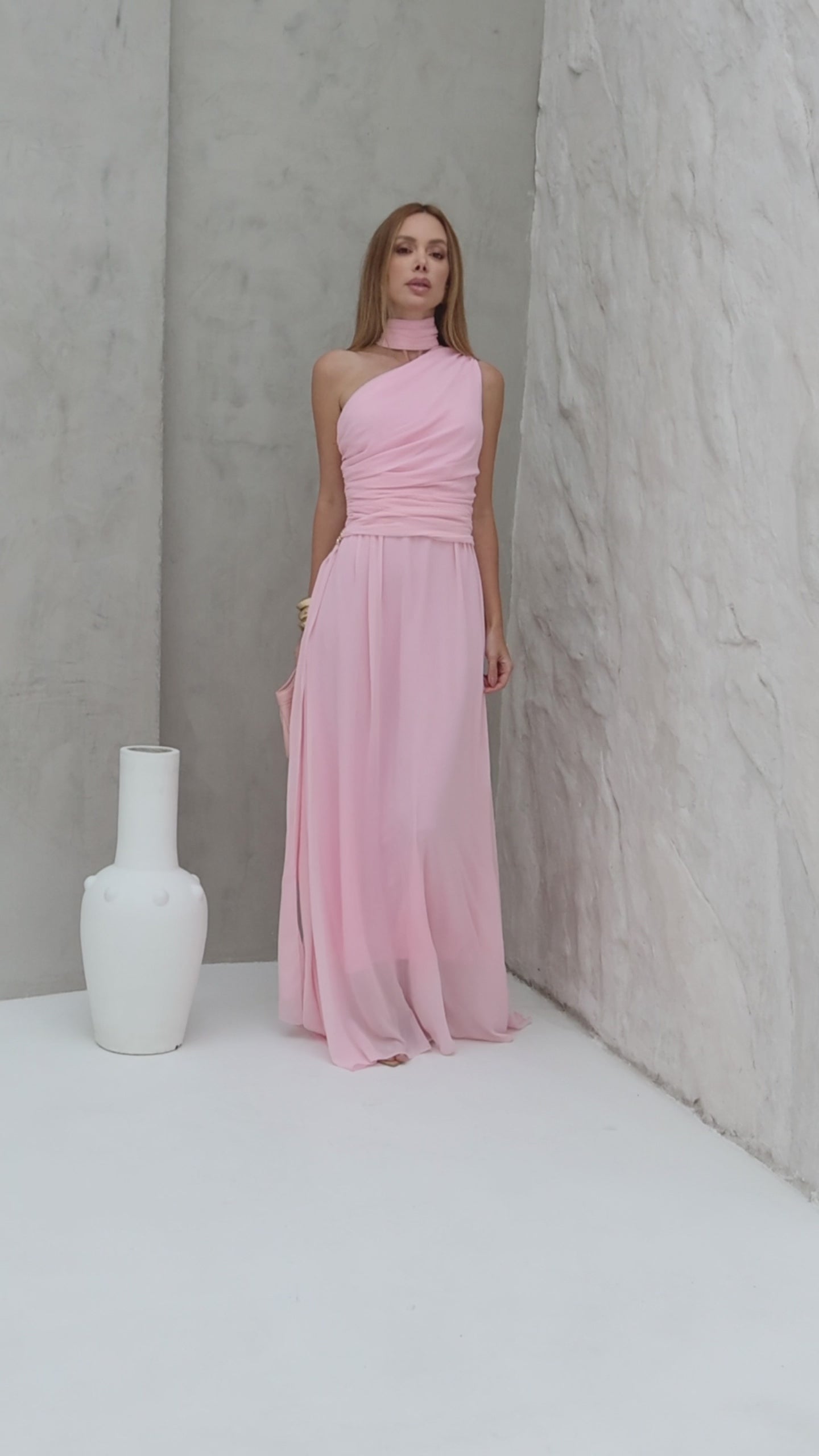 VESTIDO LONGO UM OMBRO DRAPEADO LATERAL ECHARPE COM FIVELA E CHOKER REMOVÍVEL AZUL