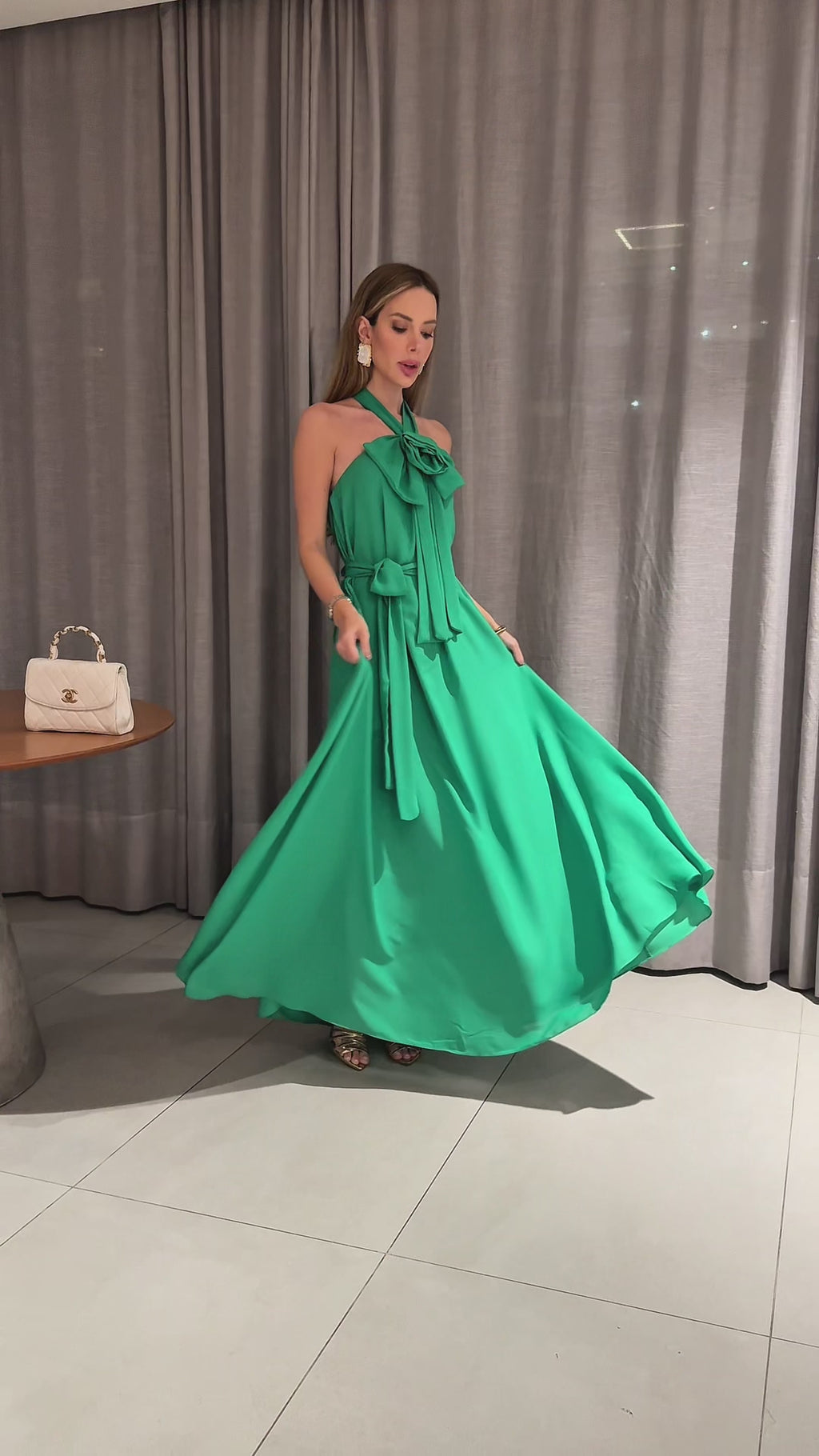 VESTIDO LONGO FRENTE ÚNICA COM LAÇO E FLOR 3D REMOVÍVEL VERDE