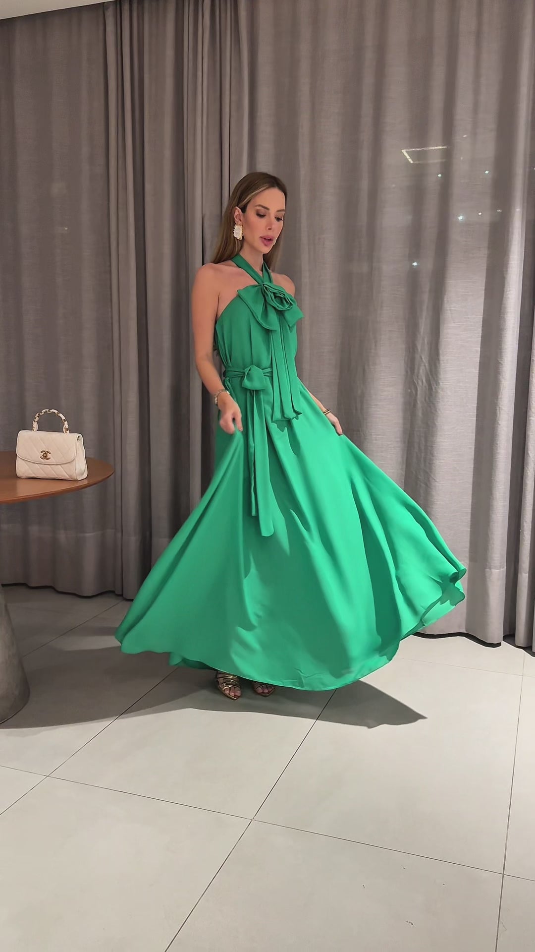 VESTIDO LONGO FRENTE ÚNICA COM LAÇO E FLOR 3D REMOVÍVEL VERDE