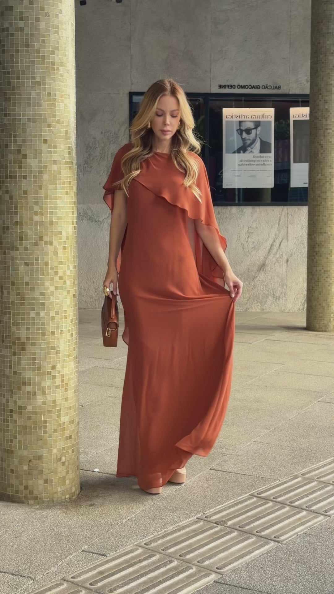 VESTIDO LONGO COM CAPA E COSTAS ABERTAS VERDE ÁGUA