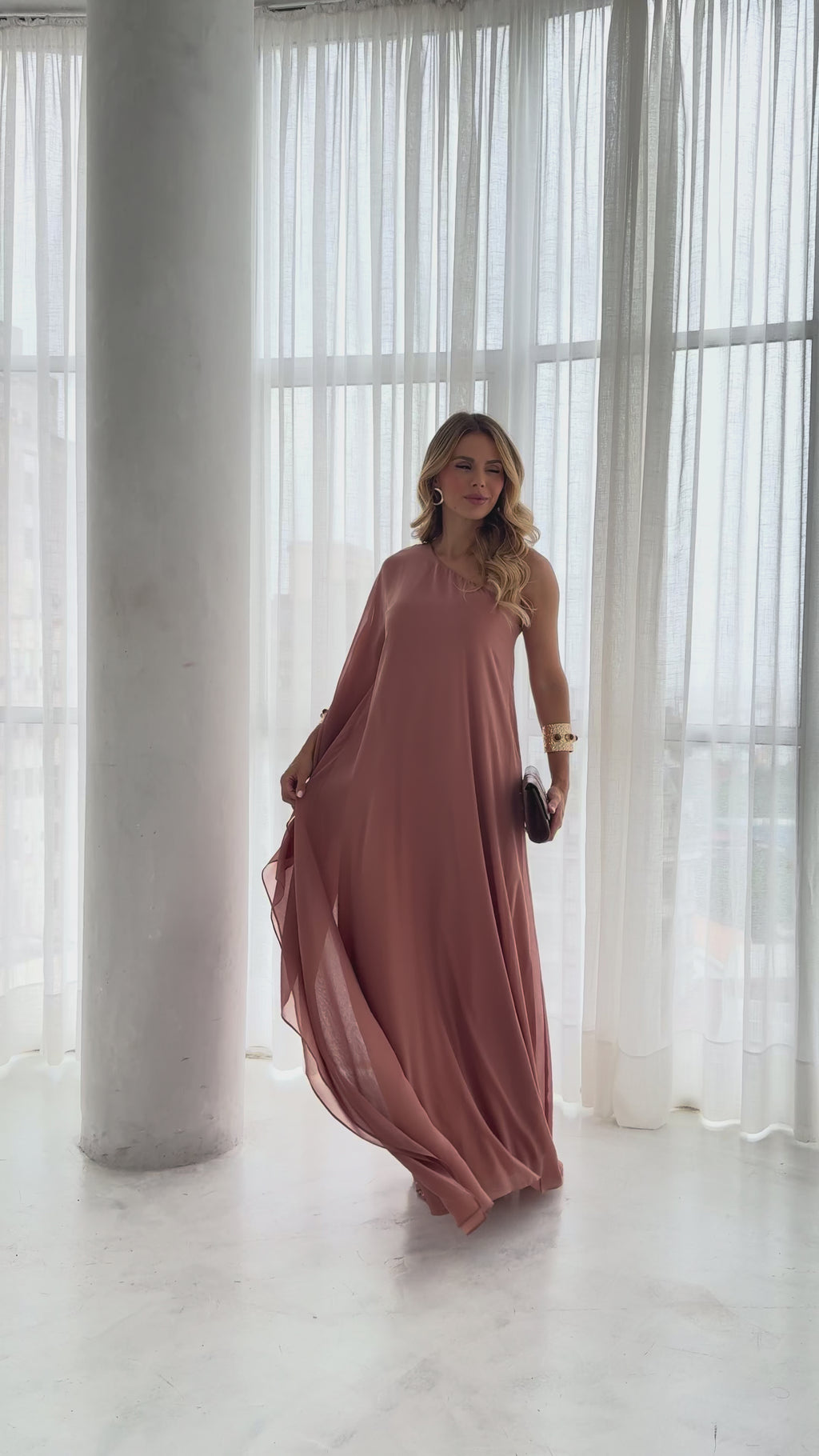 VESTIDO LONGO UM OMBRO COM MANGA CAPA MARROM
