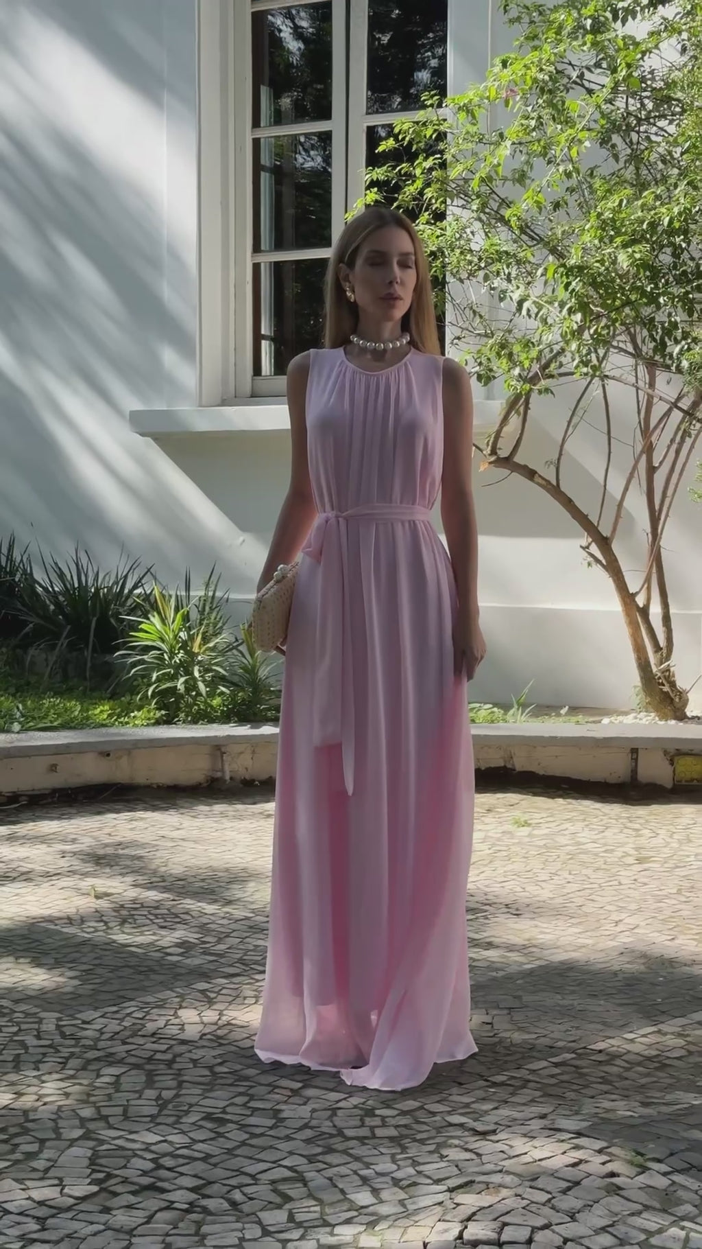VESTIDO LONGO GOLA REDONDA COM CINTO DE PÉROLAS PRETO