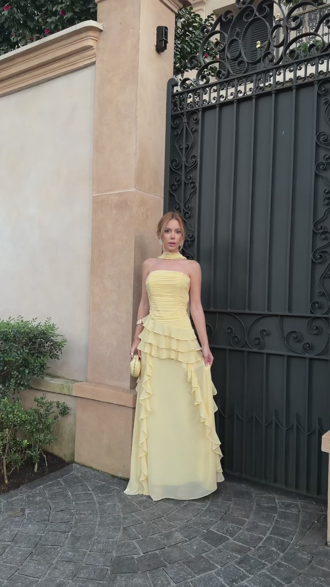 VESTIDO LONGO TOMARA QUE CAIA COM FRANZIDO E BABADOS ROSA