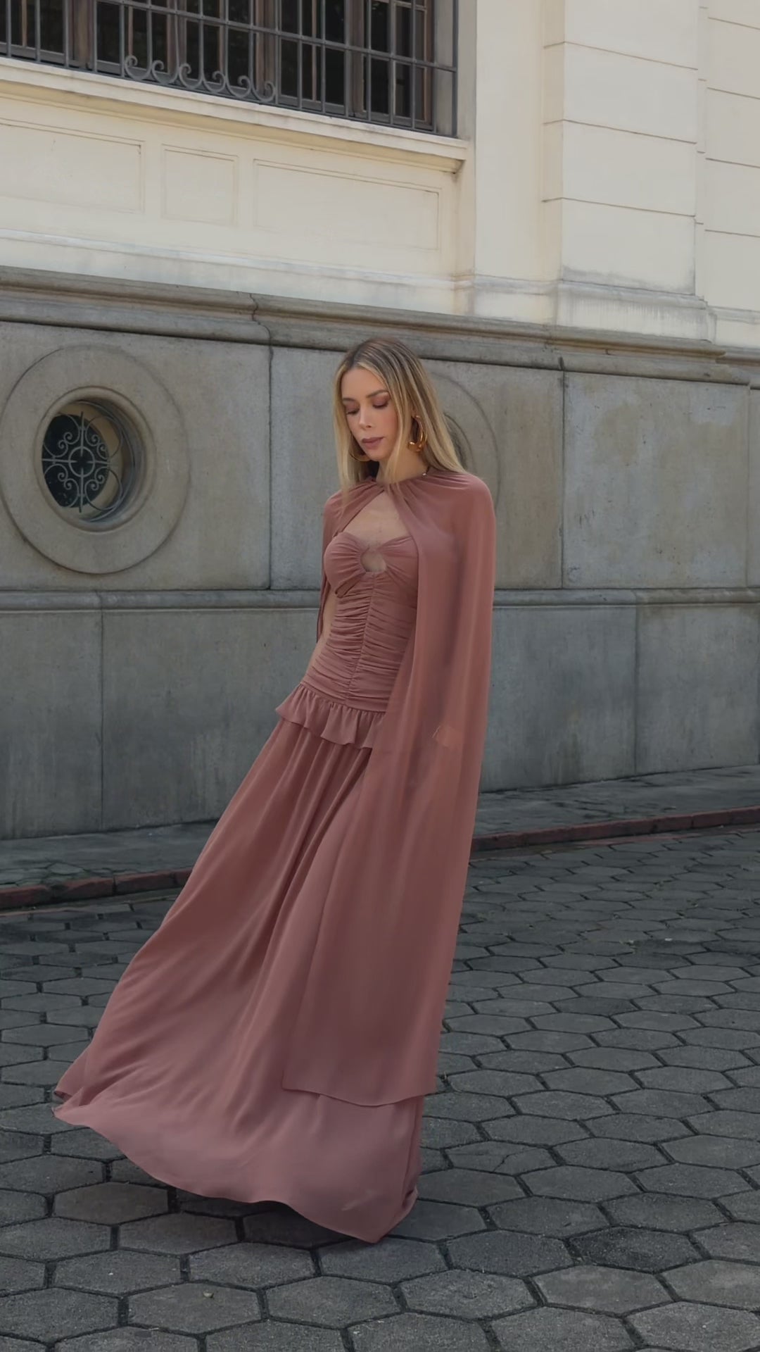 VESTIDO LONGO TOMARA QUE CAIA FRANZIDO COM RECORTE E CAPA ROSA