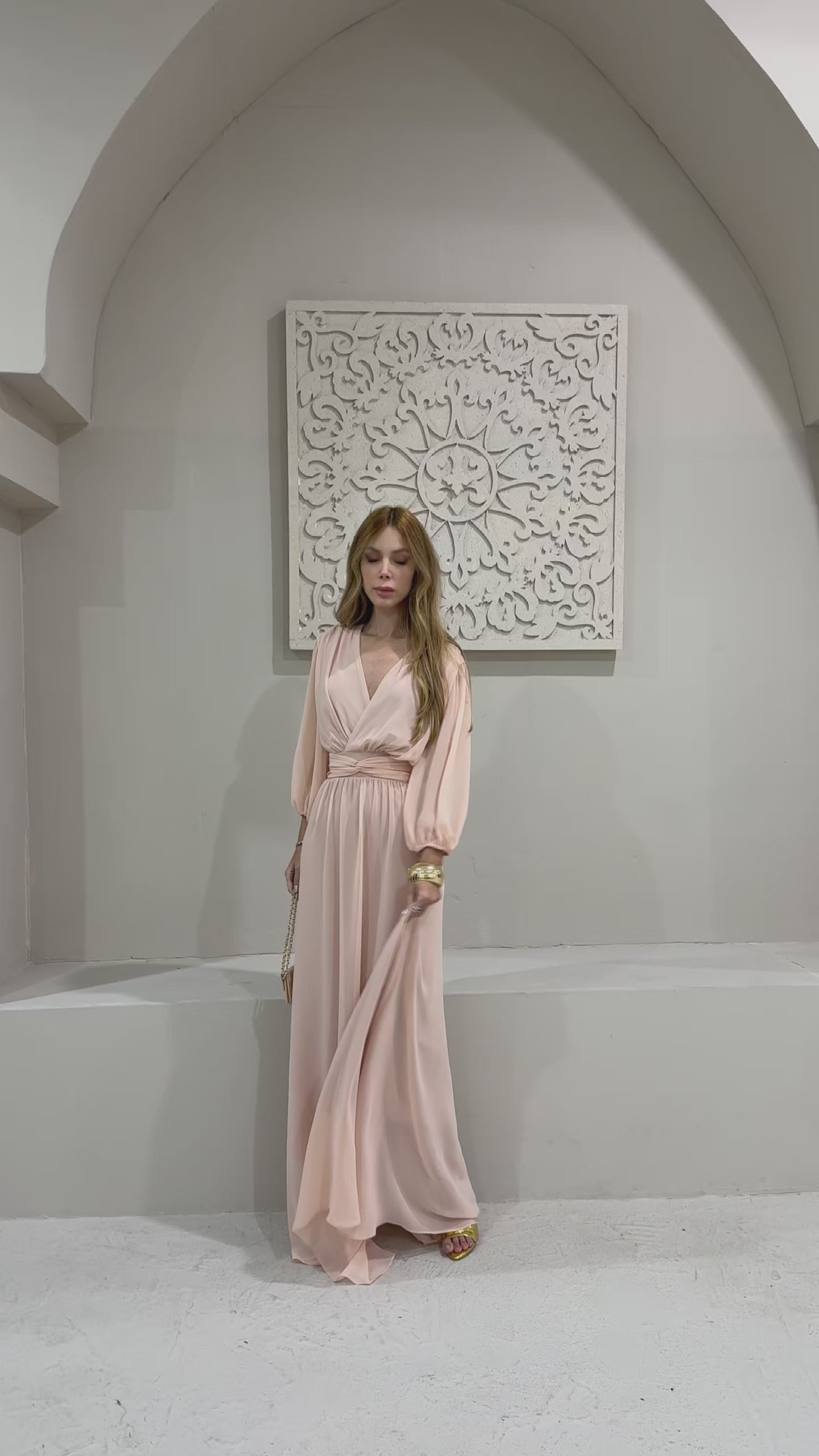 VESTIDO LONGO DECOTE V TRANSPASSADO COM MANGA BUFANTE NUDE ROSE