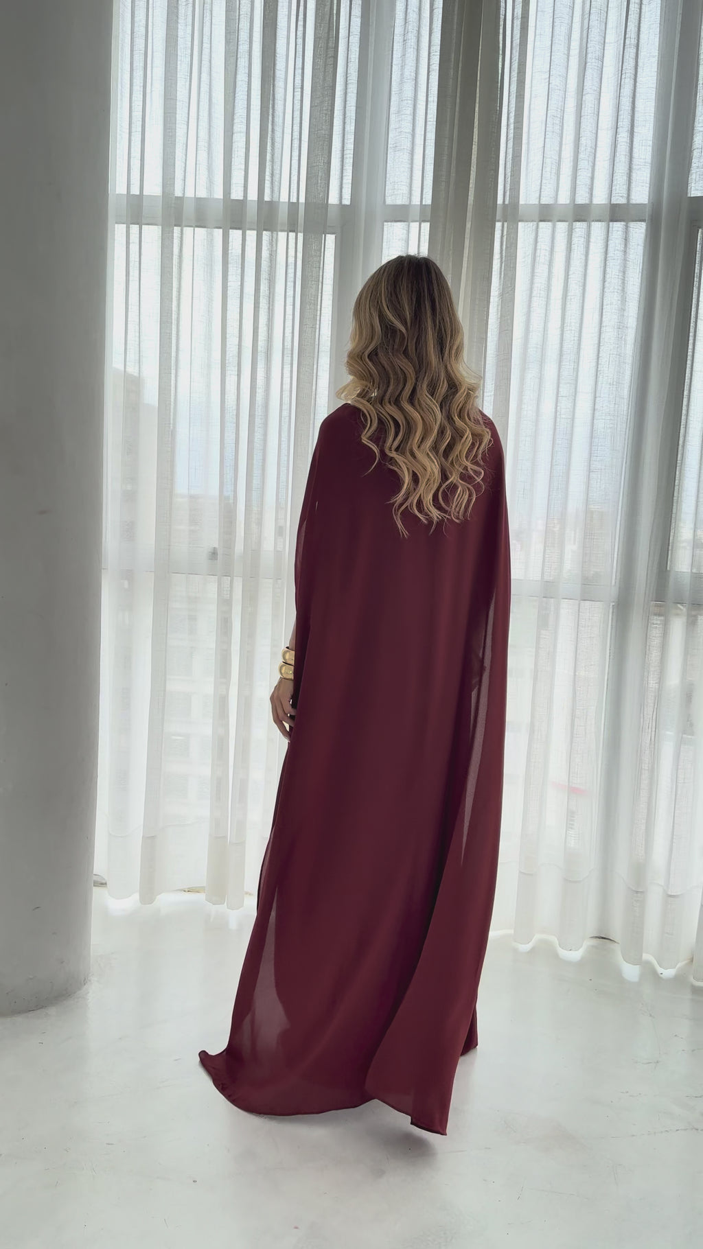 VESTIDO LONGO COM CAPA MARROM