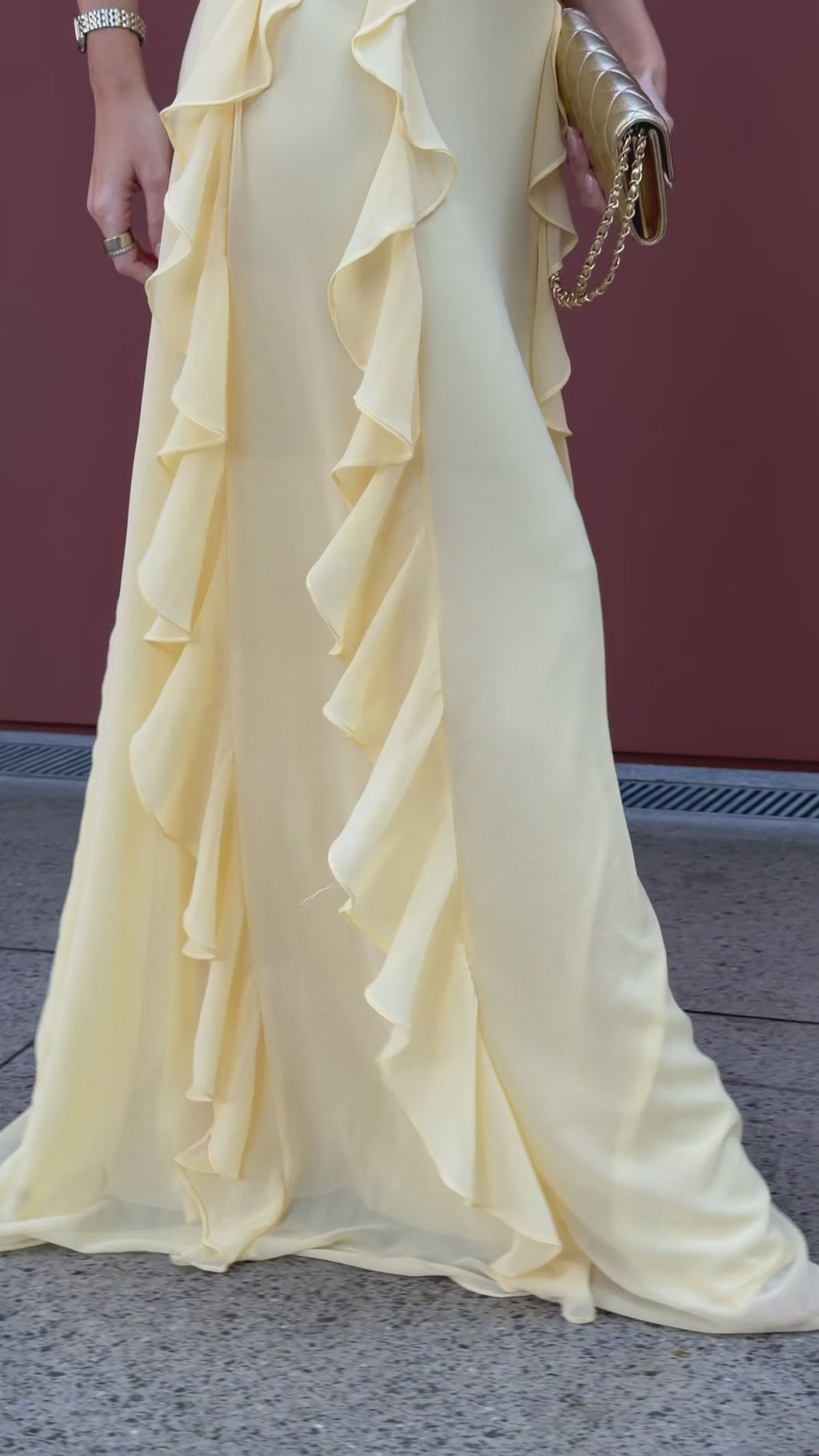 VESTIDO LONGO COM ALÇAS TORÇÃO NO BUSTO E CINTURA COM BABADOS AZUL