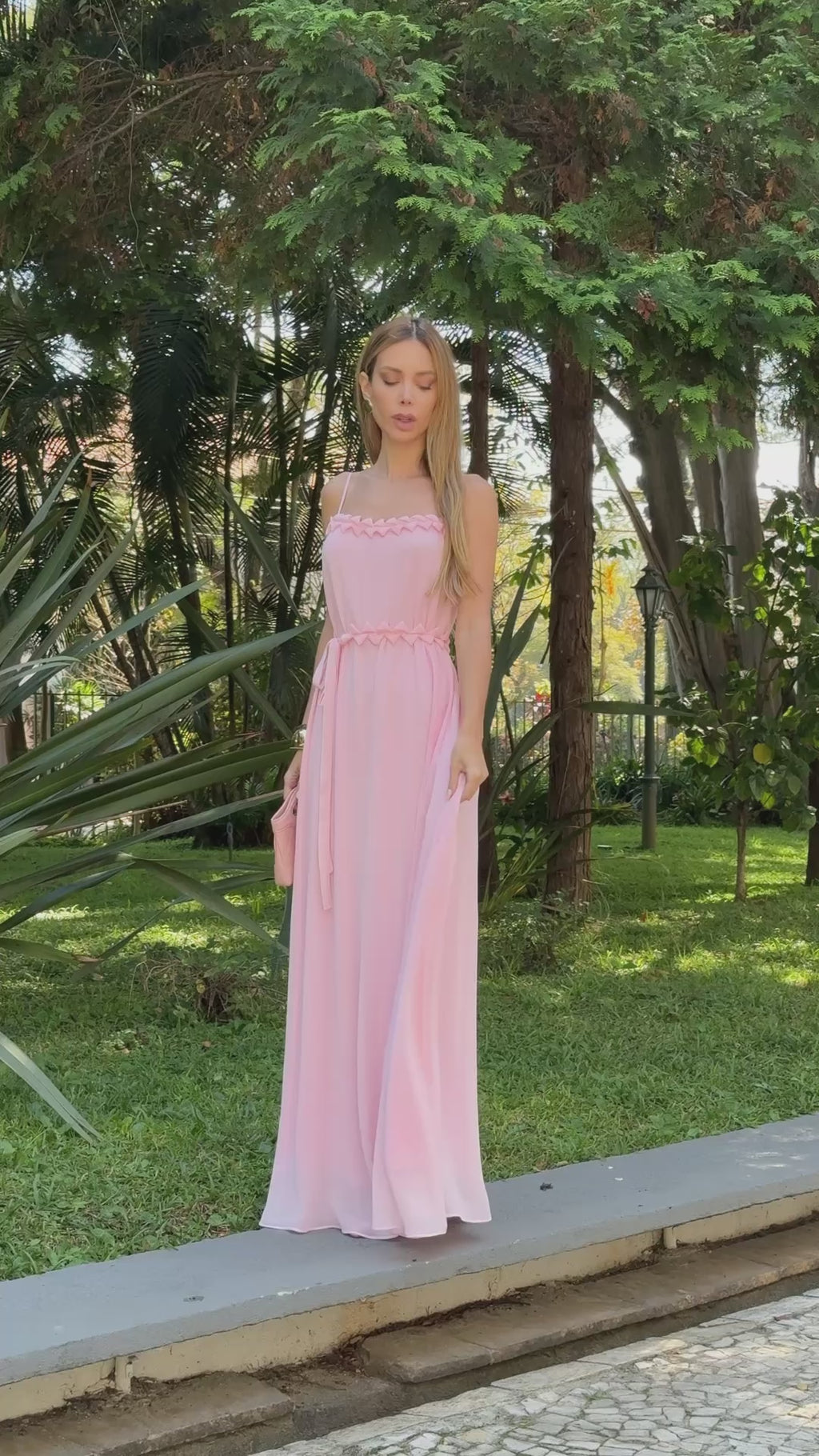 VESTIDO LONGO DECOTE RETO DE ALÇAS COM DETALHE ORIGAMI ROSA