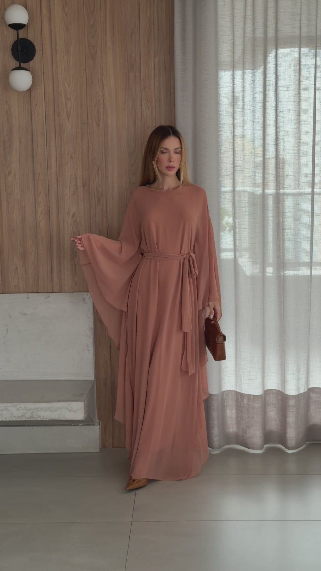 VESTIDO LONGO MANGA SINO AMPLA COM FAIXA MARROM