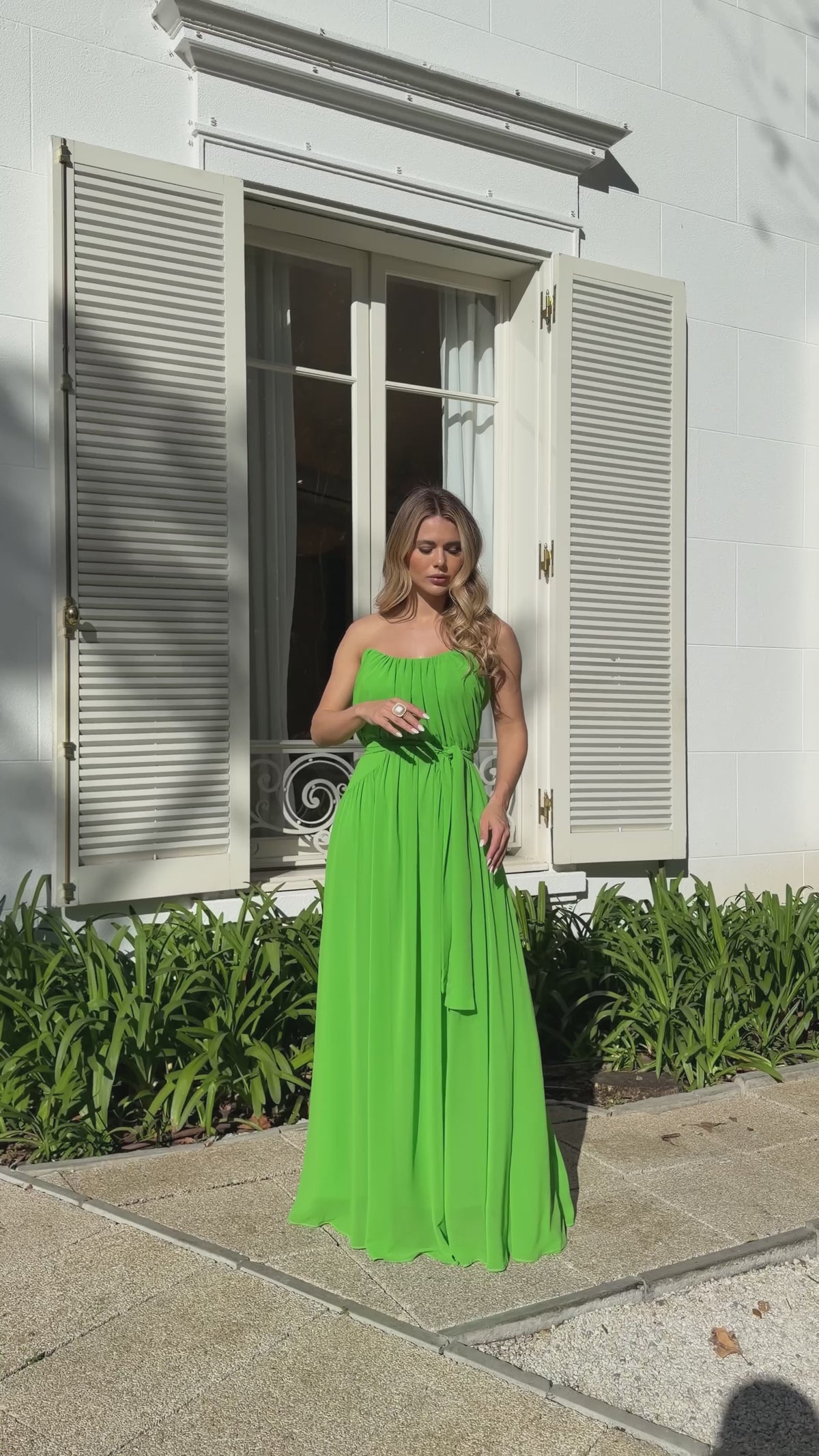 VESTIDO LONGO TOMARA QUE CAIA COM FRANZIDO E FAIXA VERMELHO