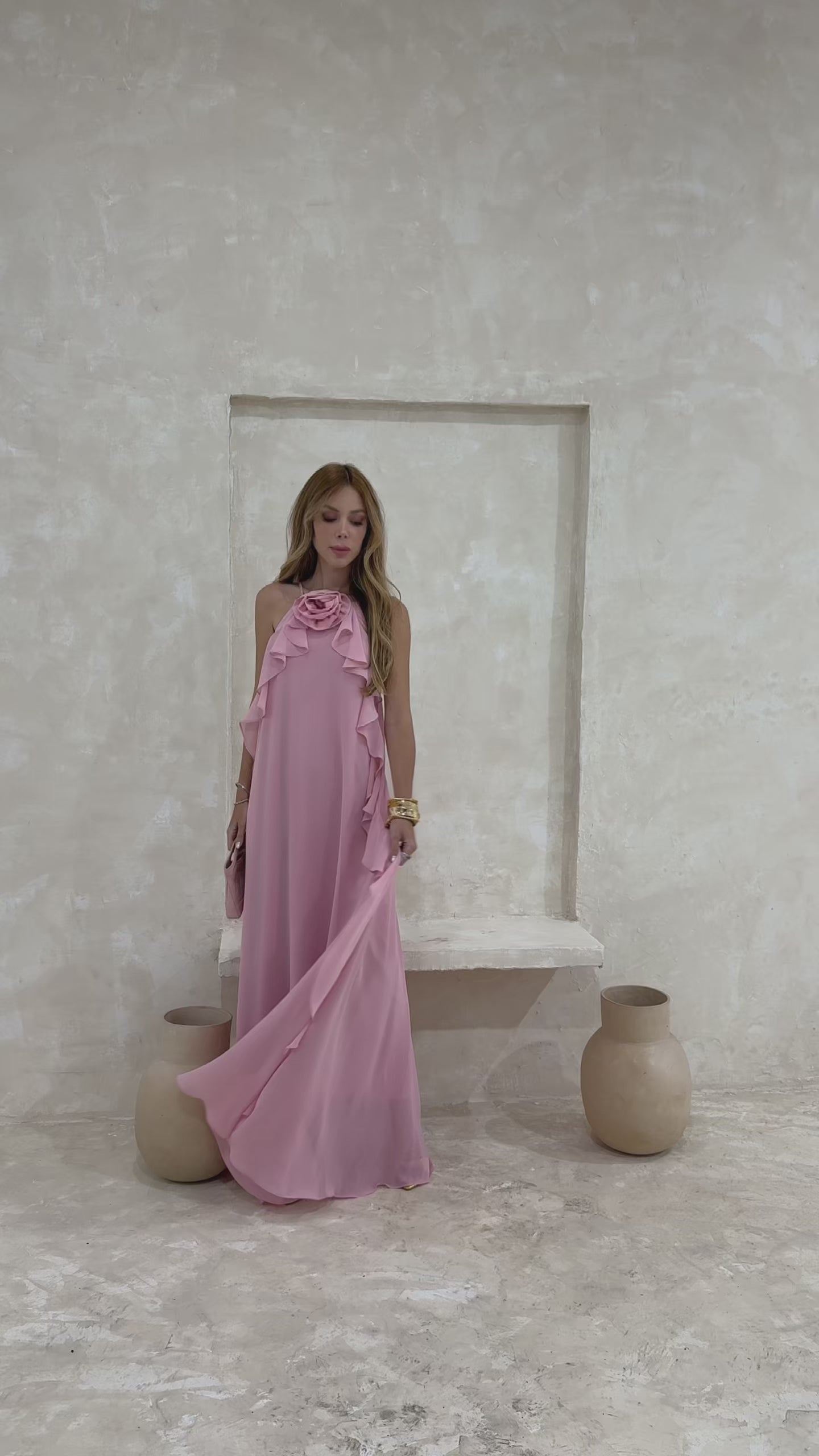 VESTIDO LONGO FRENTE ÚNICA COM FLOR 3D REMOVÍVEL E BABADOS CASCATA VERDE