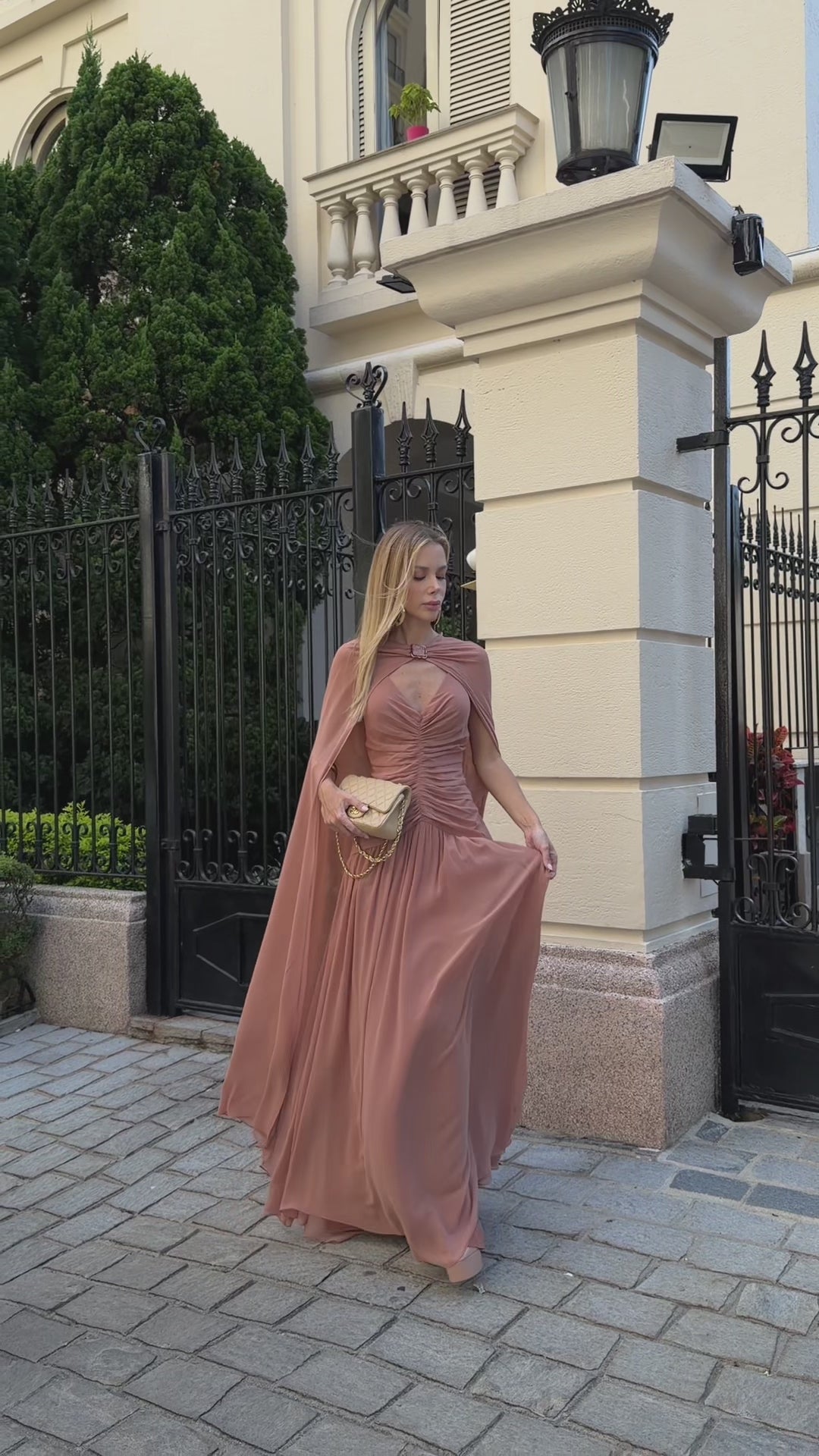 VESTIDO LONGO DECOTE V FRANZIDO COM CAPA E BROCHE DE PEDRA ROSA