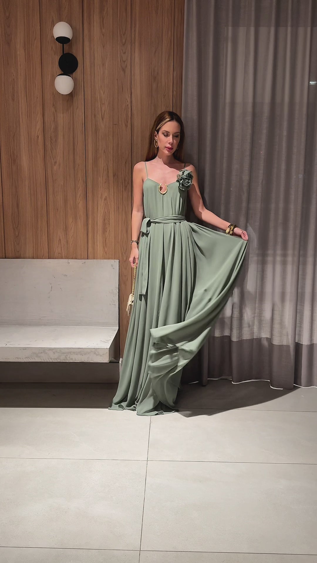 VESTIDO LONGO FLUIDO DE ALÇAS COM DETALHE METALIZADO FLOR REMOVÍVEL E FAIXA ROSA