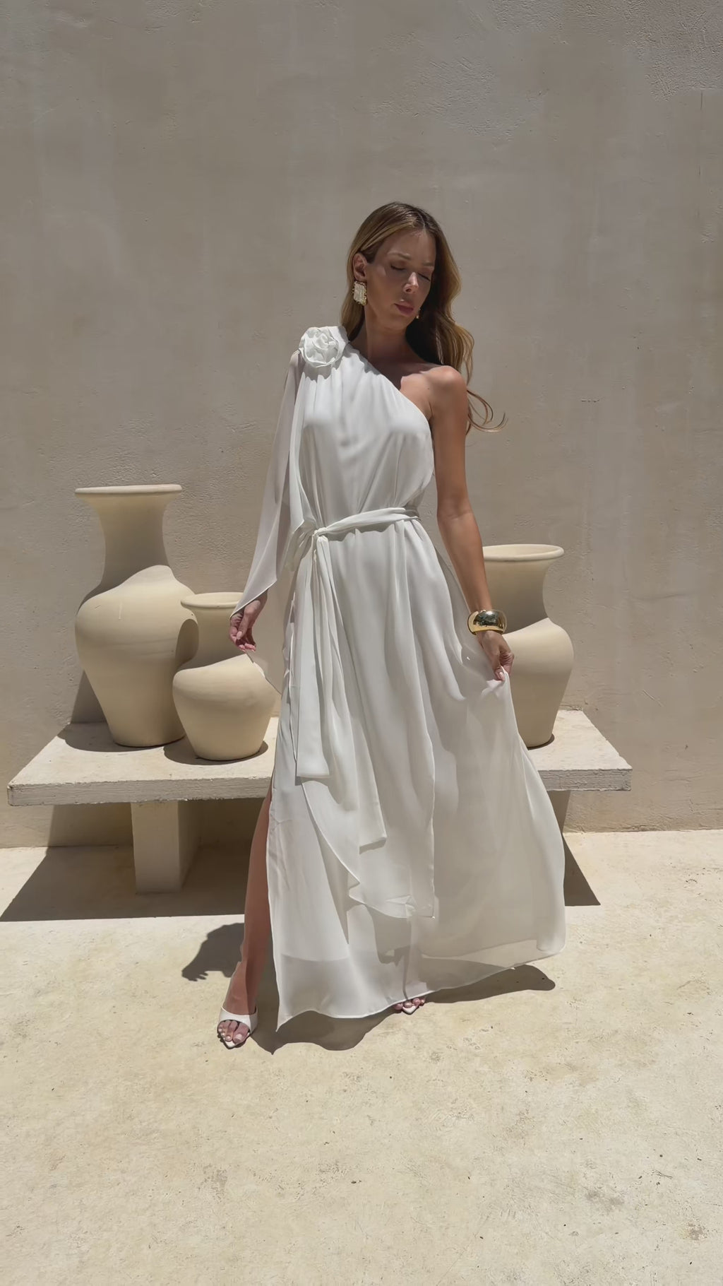 VESTIDO LONGO UM OMBRO COM MANGA CAPA FENDA LATERAL E FLOR 3D AZUL