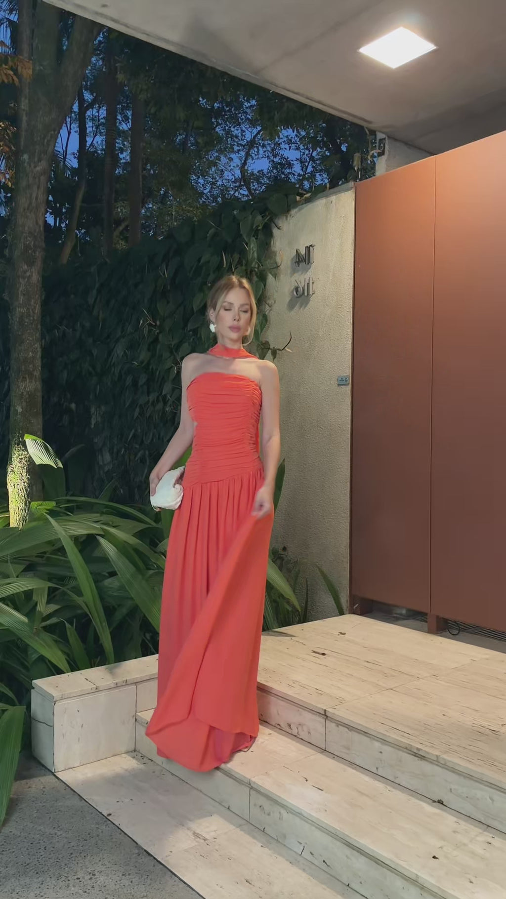 VESTIDO LONGO TOMARA QUE CAIA COM FRANZIDO E RECORTE LATERAL VERMELHO