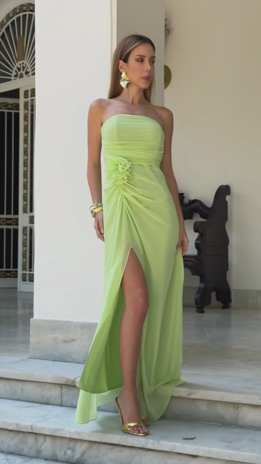 VESTIDO LONGO TOMARA QUE CAIA DRAPEADO NA CINTURA COM FLOR 3D REMOVÍVEL E FENDA ROSA