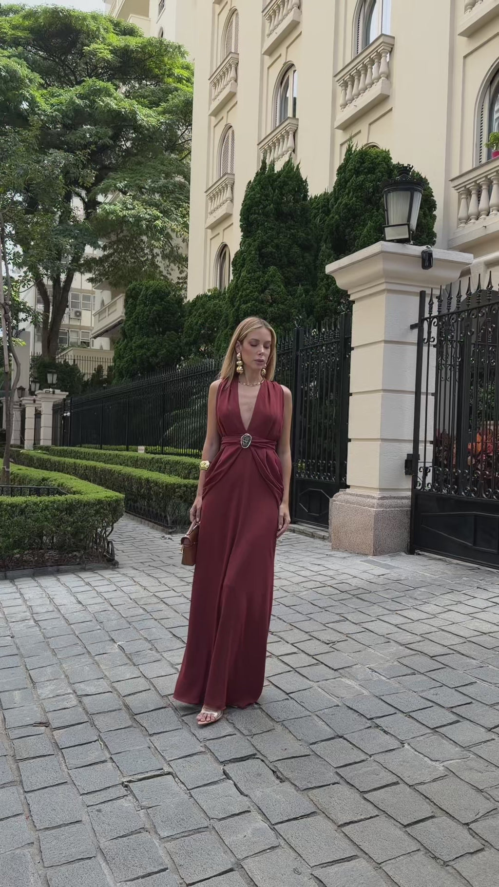 VESTIDO LONGO DECOTE V PROFUNDO COM DRAPEADO E PASSADOR METÁLICO AZUL