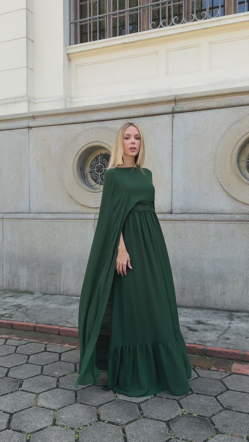 VESTIDO LONGO COM CAPA E DETALHE DE RENDA AZUL