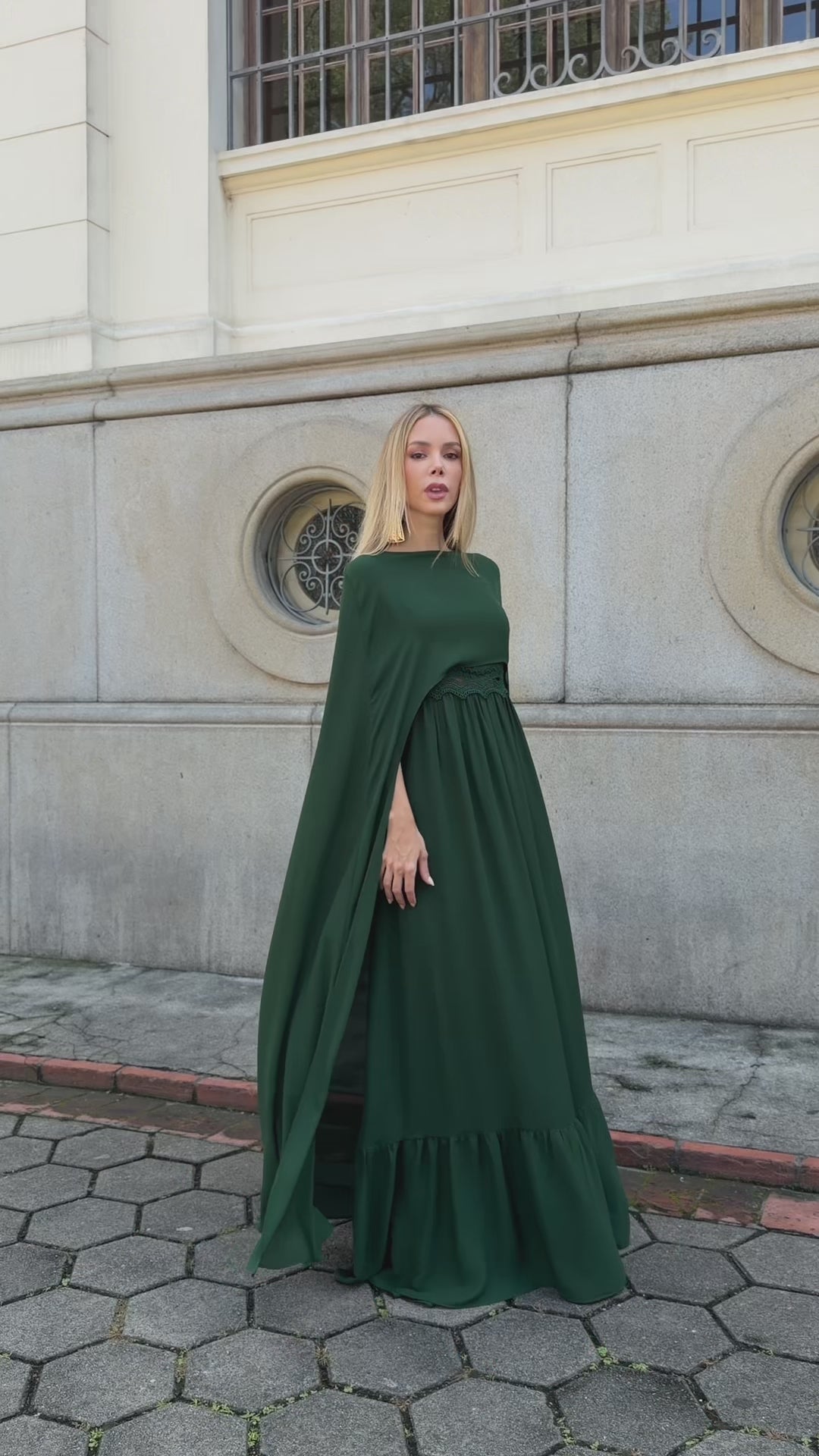 VESTIDO LONGO COM CAPA E DETALHE DE RENDA AZUL