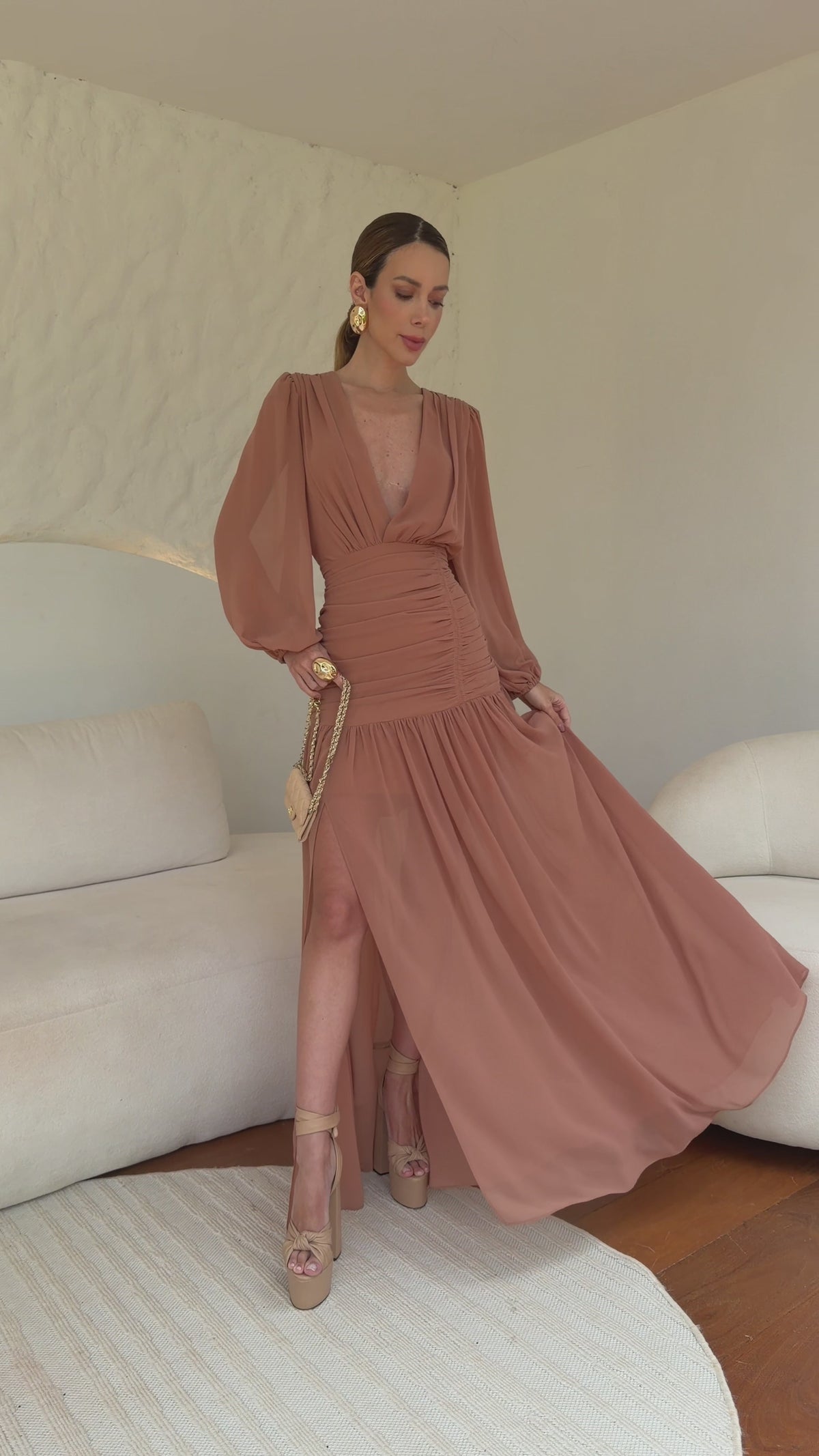 VESTIDO LONGO DECOTE V COM MANGA LONGA E FRANZIDO NA CINTURA ROSA ANTIGO