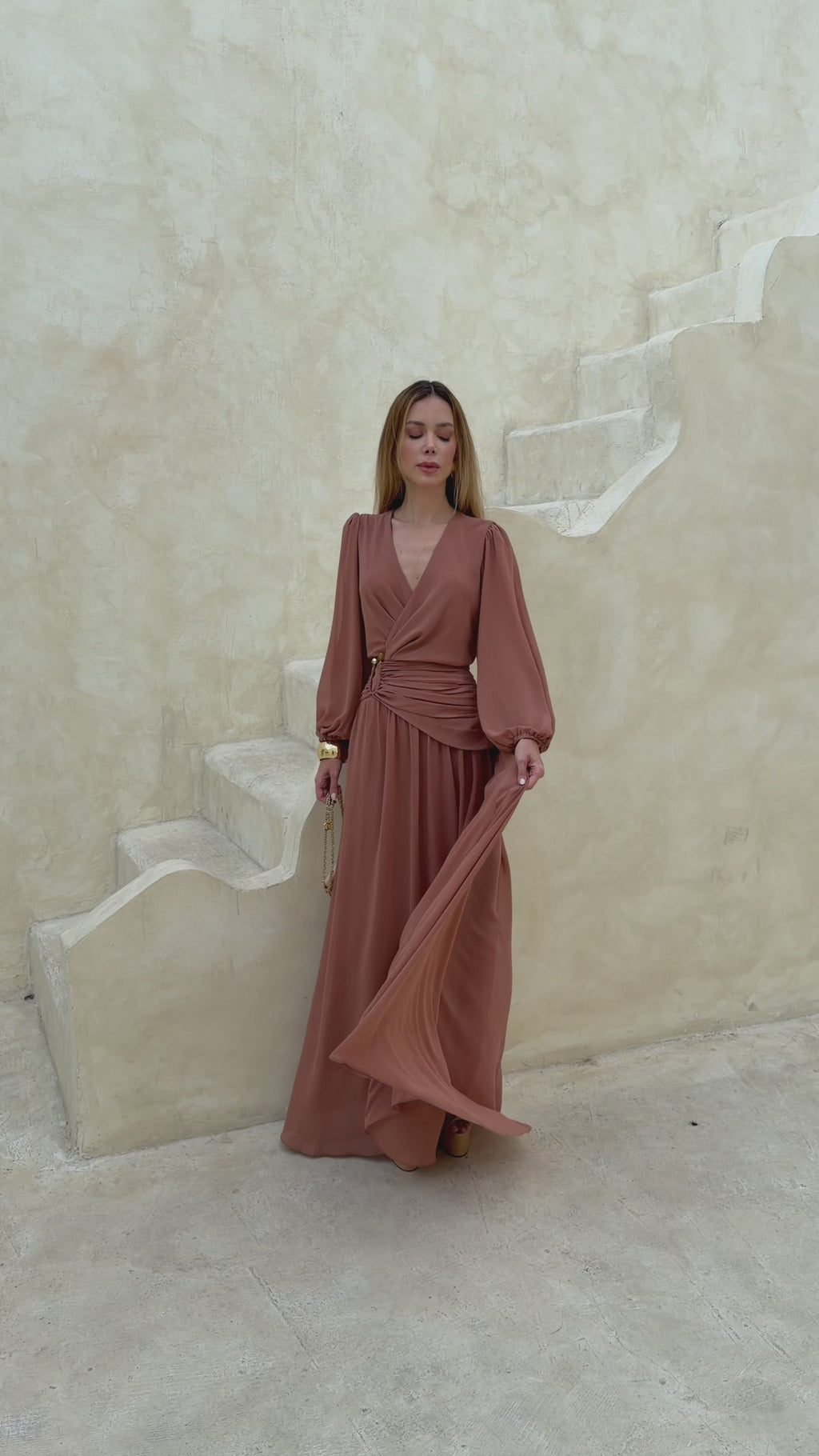 VESTIDO LONGO DECOTE V TRANSPASSADO COM FRANZIDO NA CINTURA CHAMPAGNE