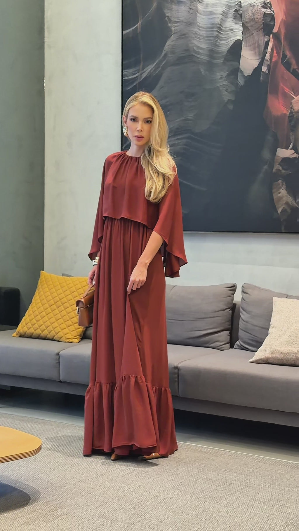 VESTIDO LONGO COM CAPA E BABADO NA BARRA MARSALA