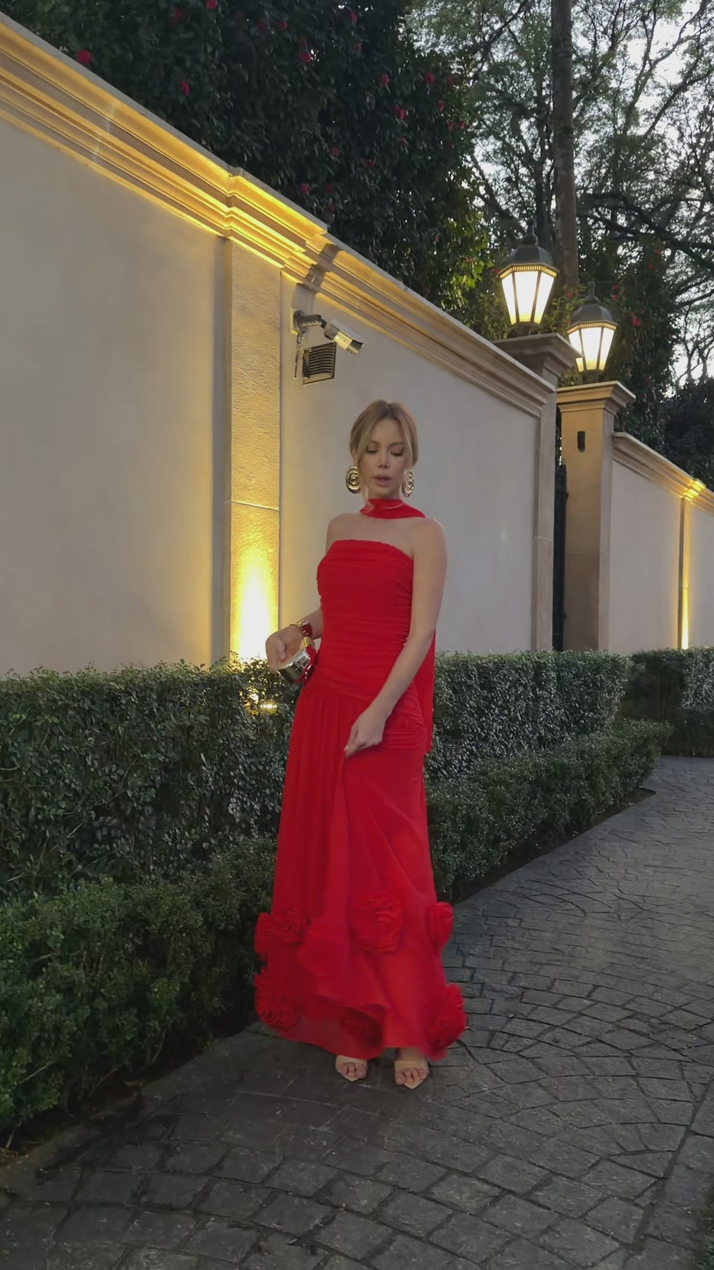 VESTIDO LONGO TOMARA QUE CAIA COM FRANZIDO E APLICAÇÕES FLORAIS VERMELHO
