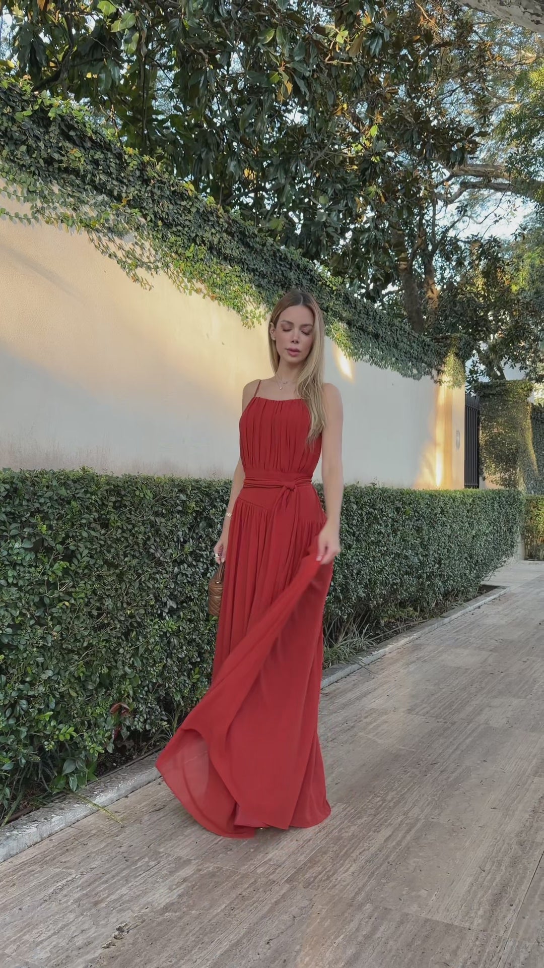 VESTIDO LONGO COM ALÇAS FINAS FRANZIDO E FAIXA ROSA